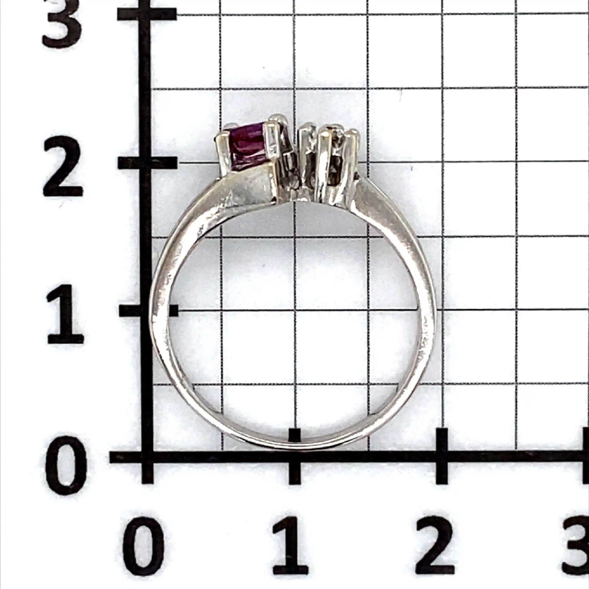 Ring Weißgold mit Synthetischen Korund und Diamanten Ring Weißgold mit Synthetischen Korund und Diamanten
