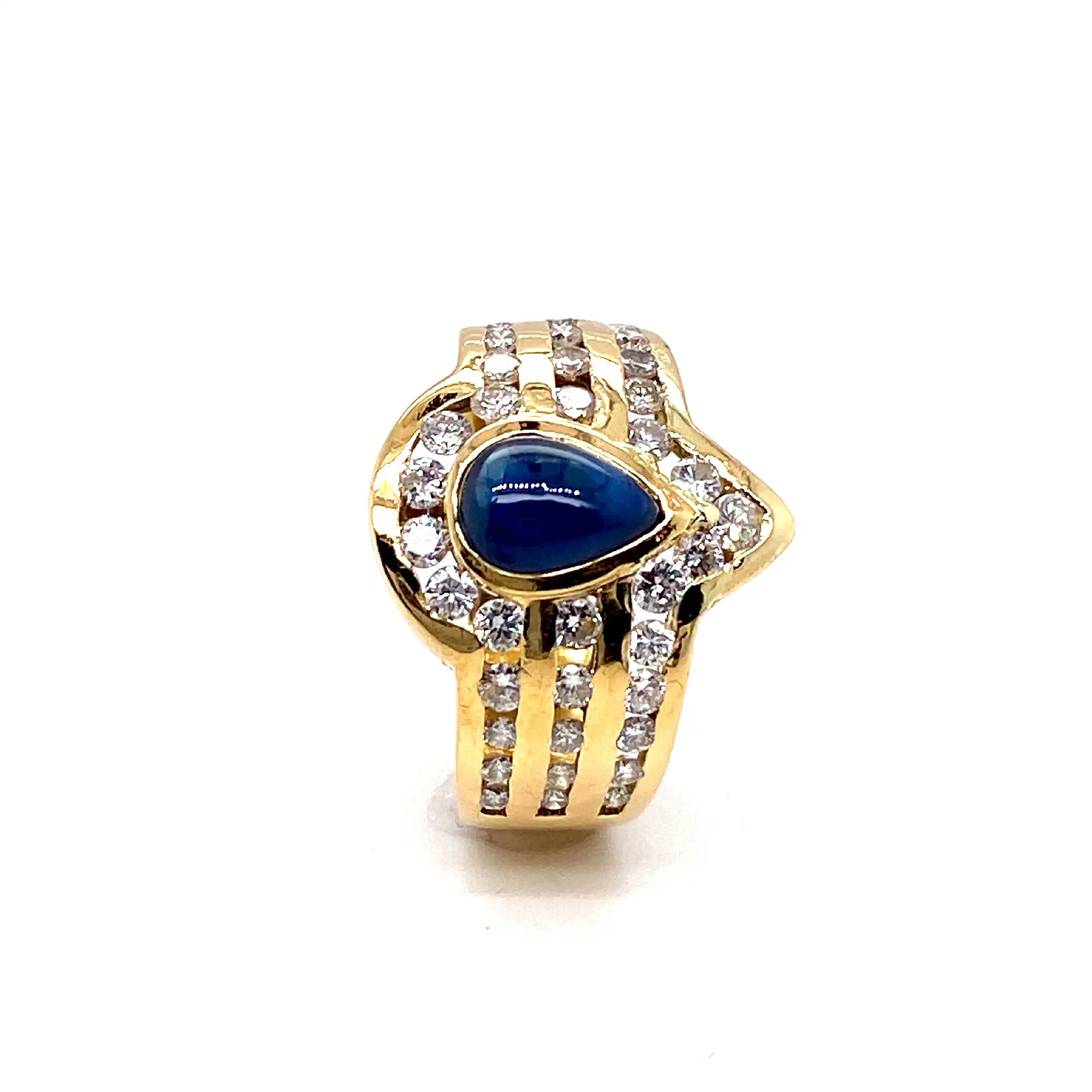 Ring mit Brillanten und Saphir Tropfen Cabochon Ring mit Brillanten und Saphir Tropfen Cabochon