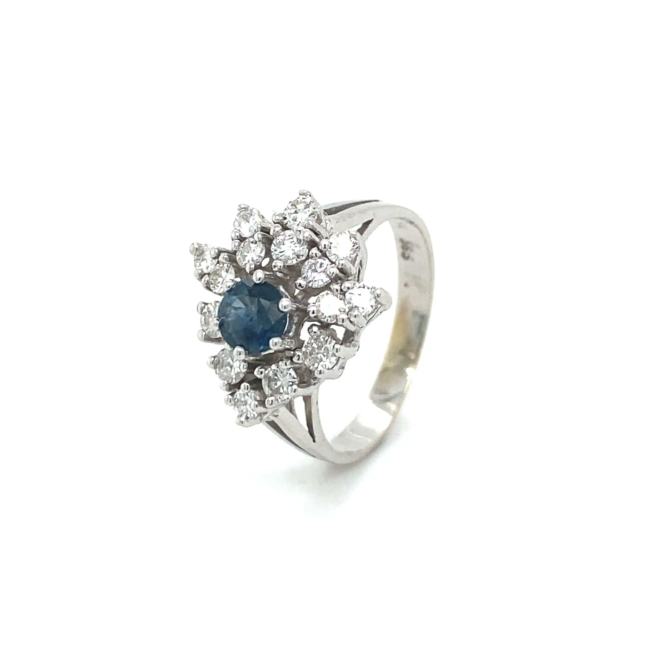 Ring Weißgold mit Saphir und Brillanten, graviert mit 0,64ct