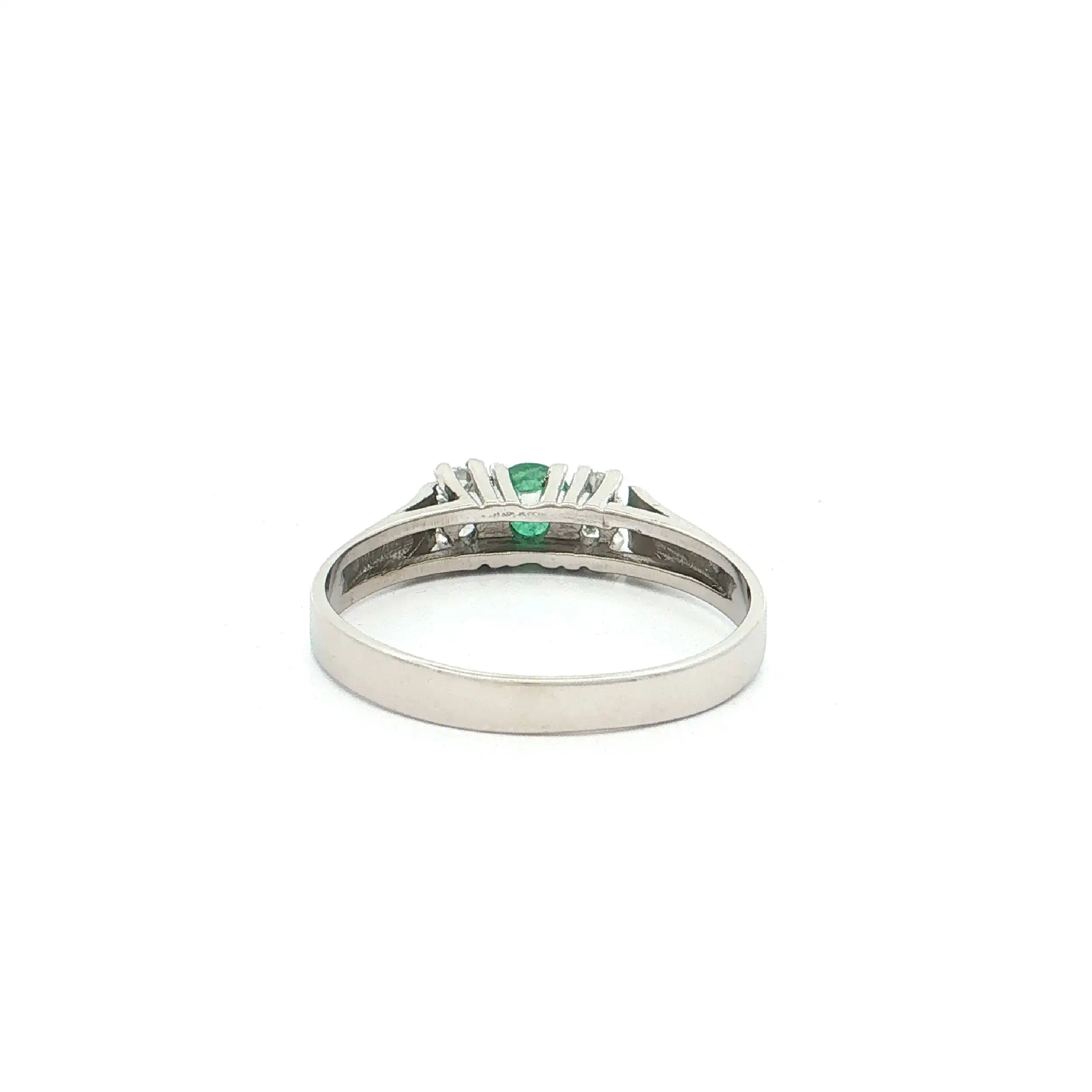 Ring Weißgold mit Smaragd und Diamanten, graviert mit 0,12ct