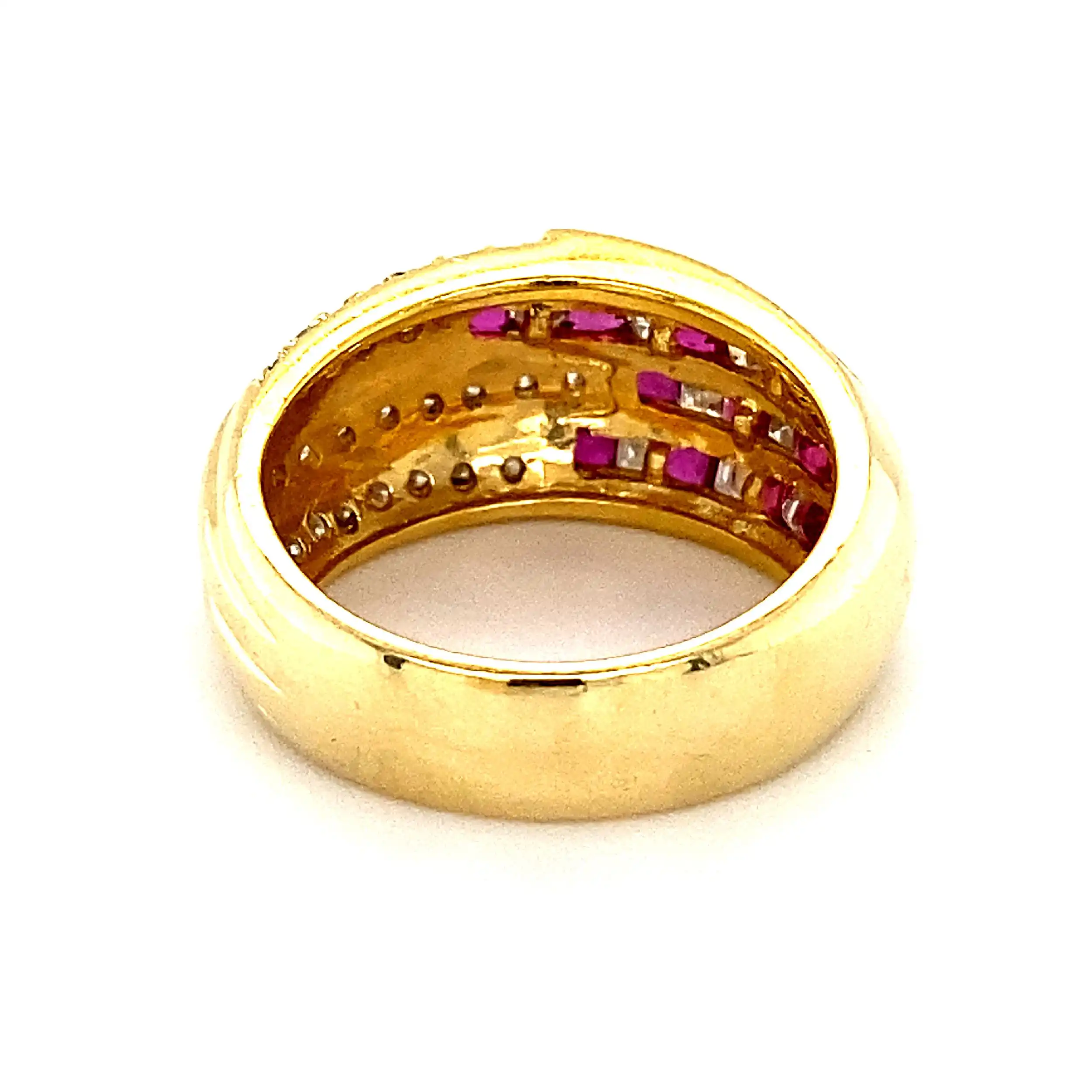 Ring Gelbgold mit Rubinen und Brillanten in Baguetteschliff Ring Gelbgold mit Rubinen und Brillanten in Baguetteschliff