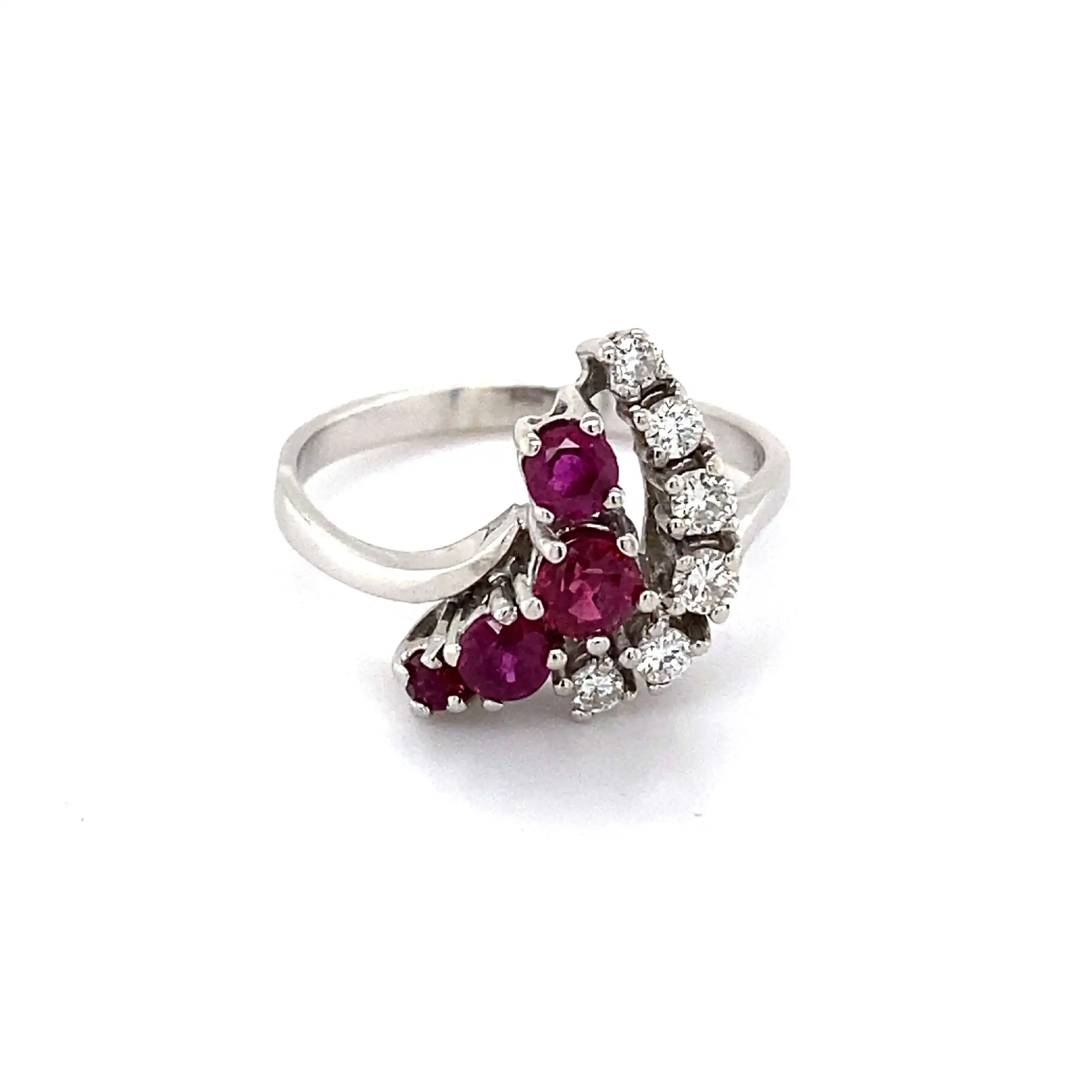 Ring Weißgold mit Rubine und Brillanten Ring Weißgold mit Rubine und Brillanten