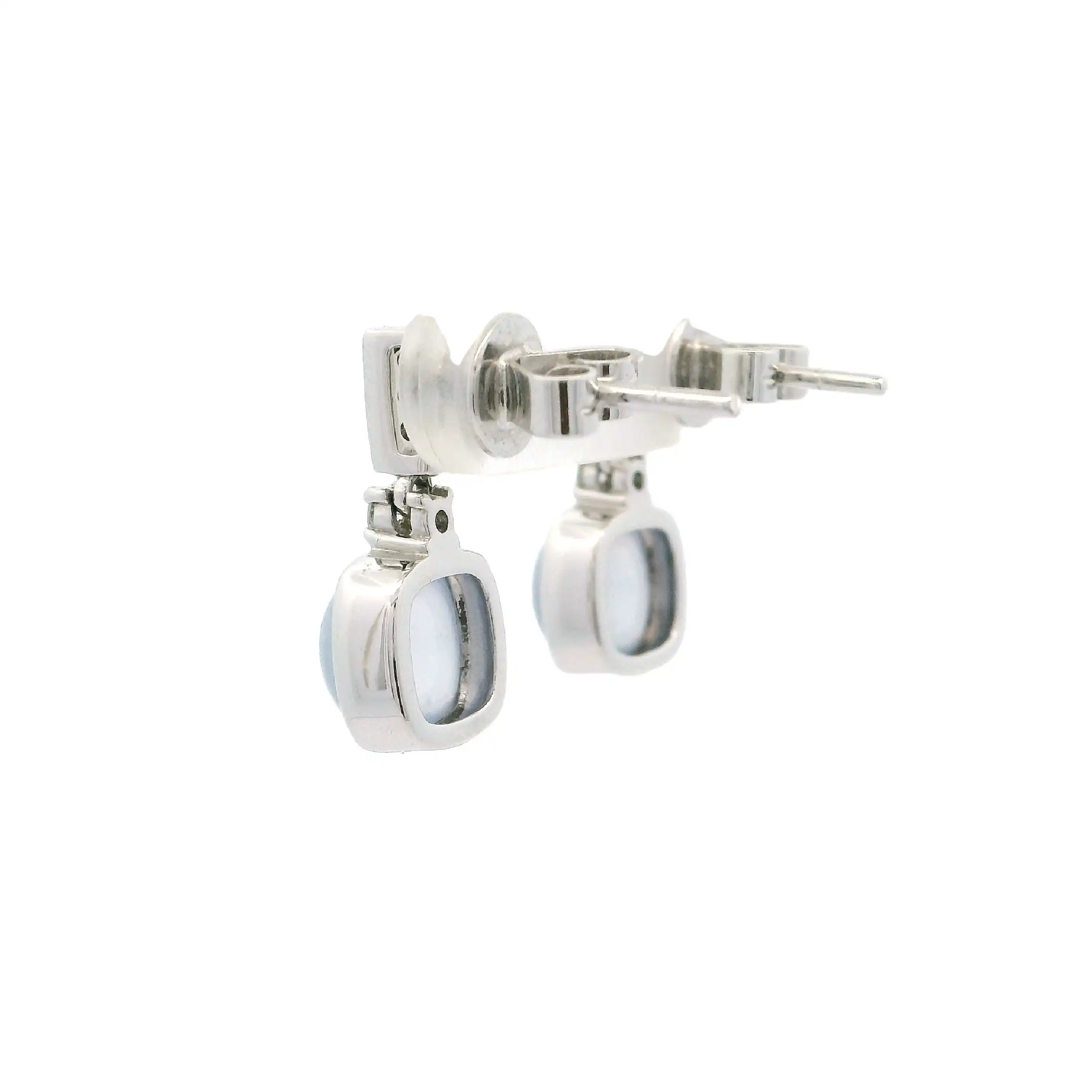 Ohrstecker Weißgold mit Chalcedon Cabochon & Brillanten, graviert mit je 0,06ct. Ohrstecker Weißgold mit Chalcedon Cabochon & Brillanten, graviert mit je 0,06ct.