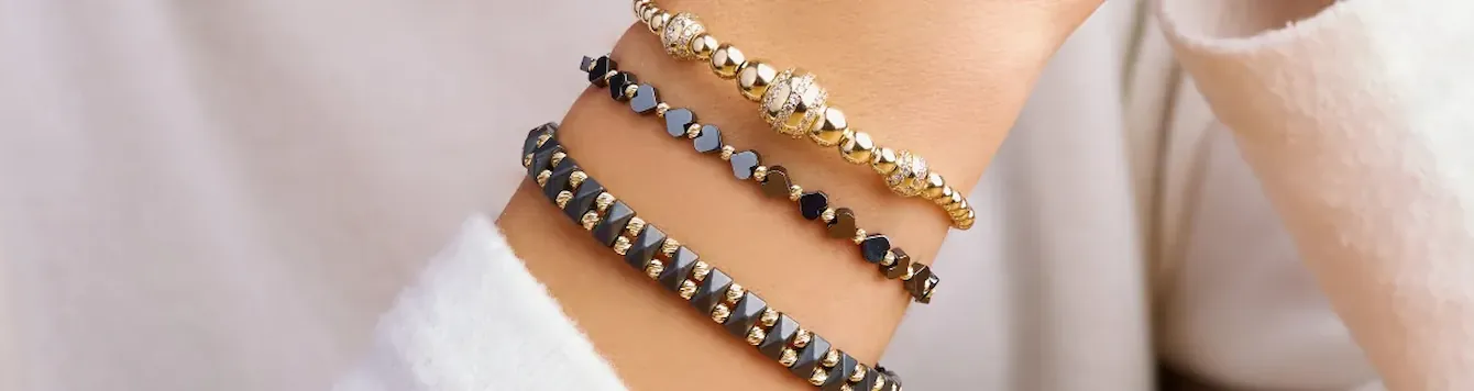 Verschiedener Armschmuck an Handgelenk Verschiedener Armschmuck an Handgelenk
