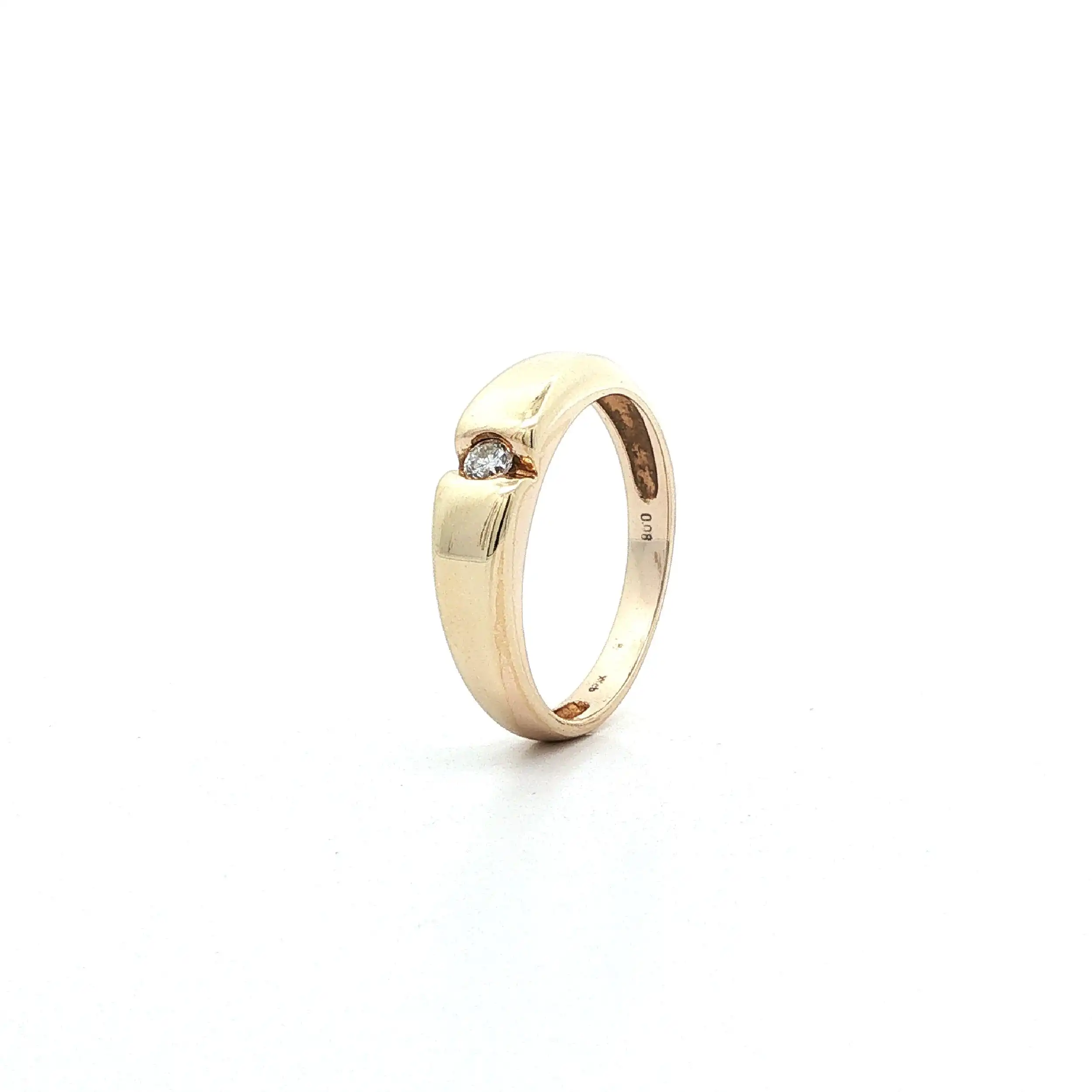 Ring Gelbgold mit Brillant, graviert mit 0,08ct. Ring Gelbgold mit Brillant, graviert mit 0,08ct.