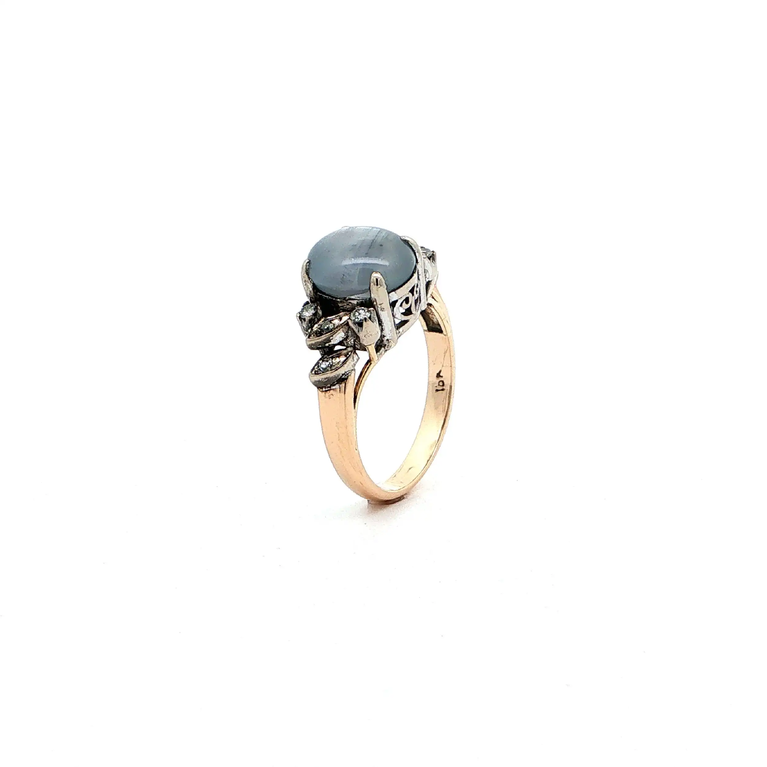 Ring Bicolor mit Chalcedon Cabochon, Brillanten & Diamanten Ring Bicolor mit Chalcedon Cabochon, Brillanten & Diamanten