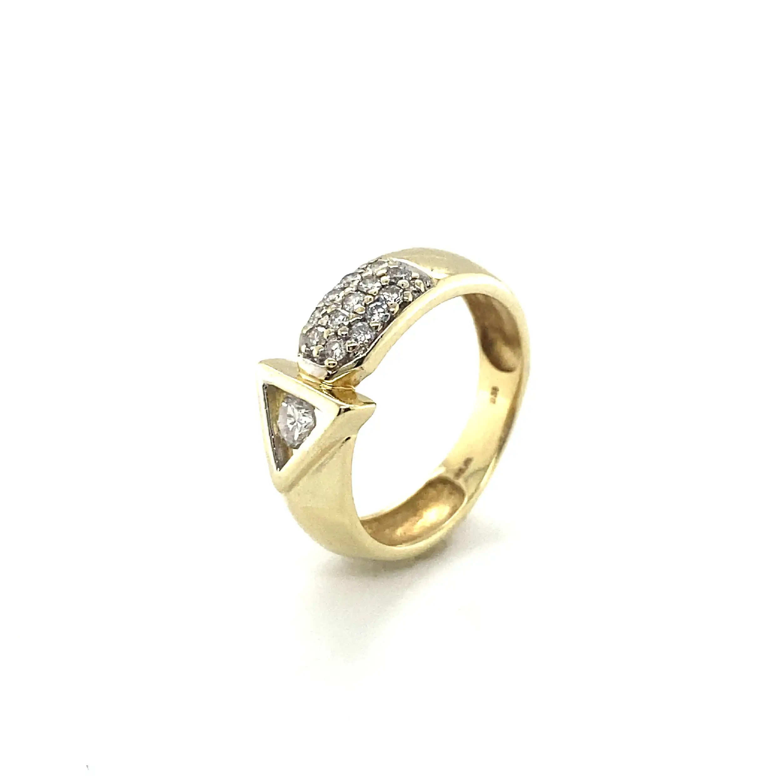 Ring Gelbgold mit Brillanten, graviert mit 0,35ct. Ring Gelbgold mit Brillanten, graviert mit 0,35ct.