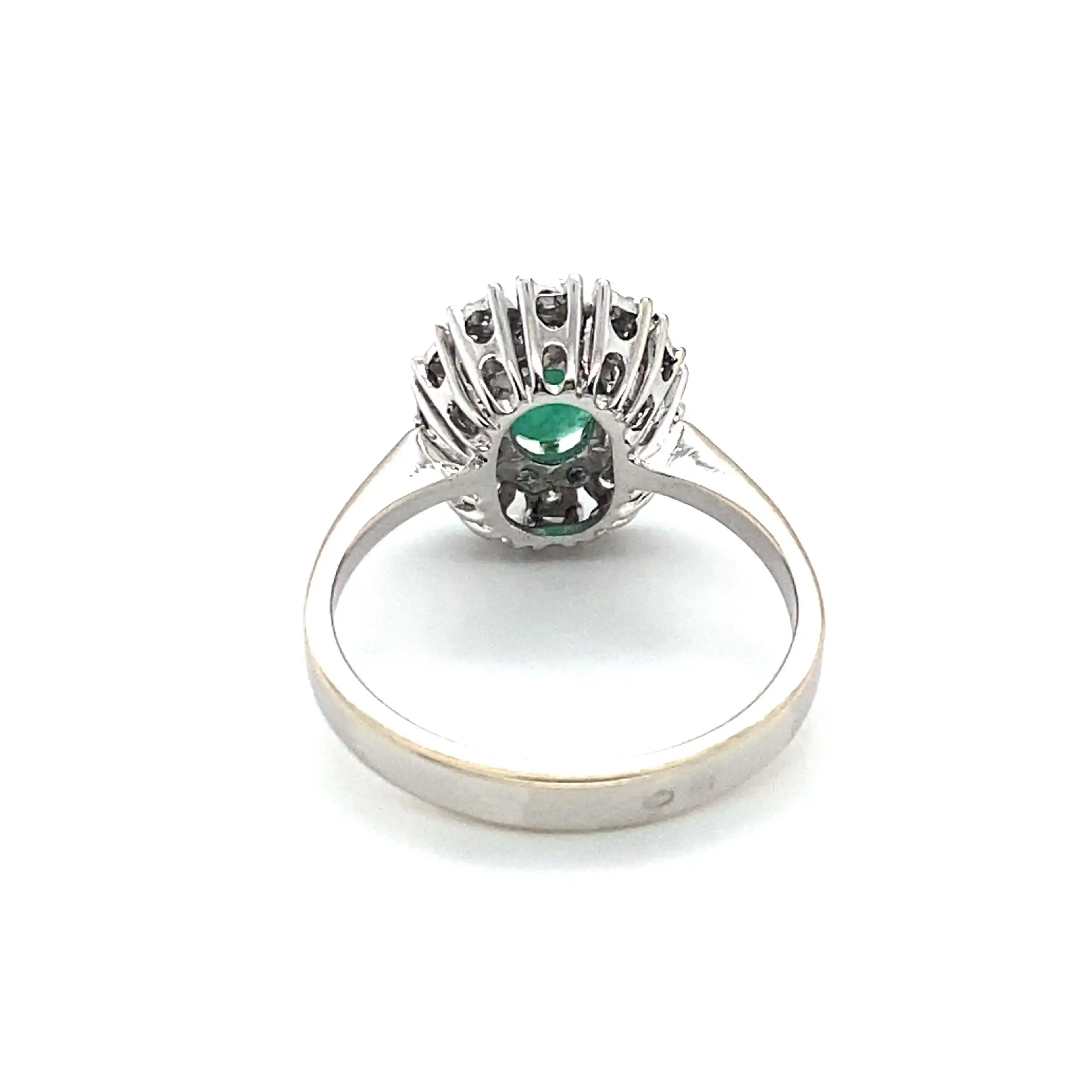 Ring Weißgold mit Smaragd und Brillanten, graviert mit 0,18ct Ring Weißgold mit Smaragd und Brillanten, graviert mit 0,18ct
