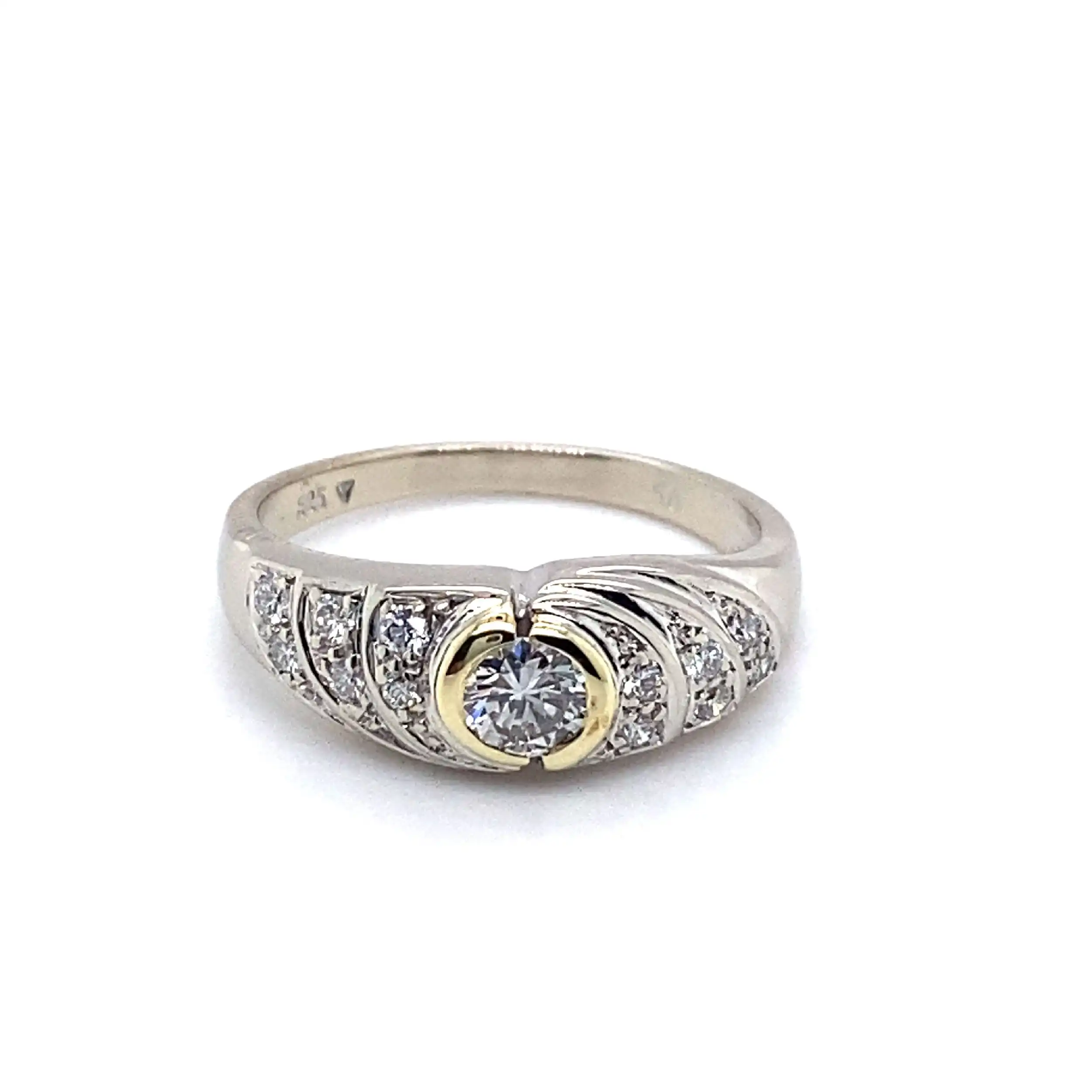 Ring Weißgold mit Solitär Brillant und Melee Brillanten, graviert mit 0,50ct Ring Weißgold mit Solitär Brillant und Melee Brillanten, graviert mit 0,50ct