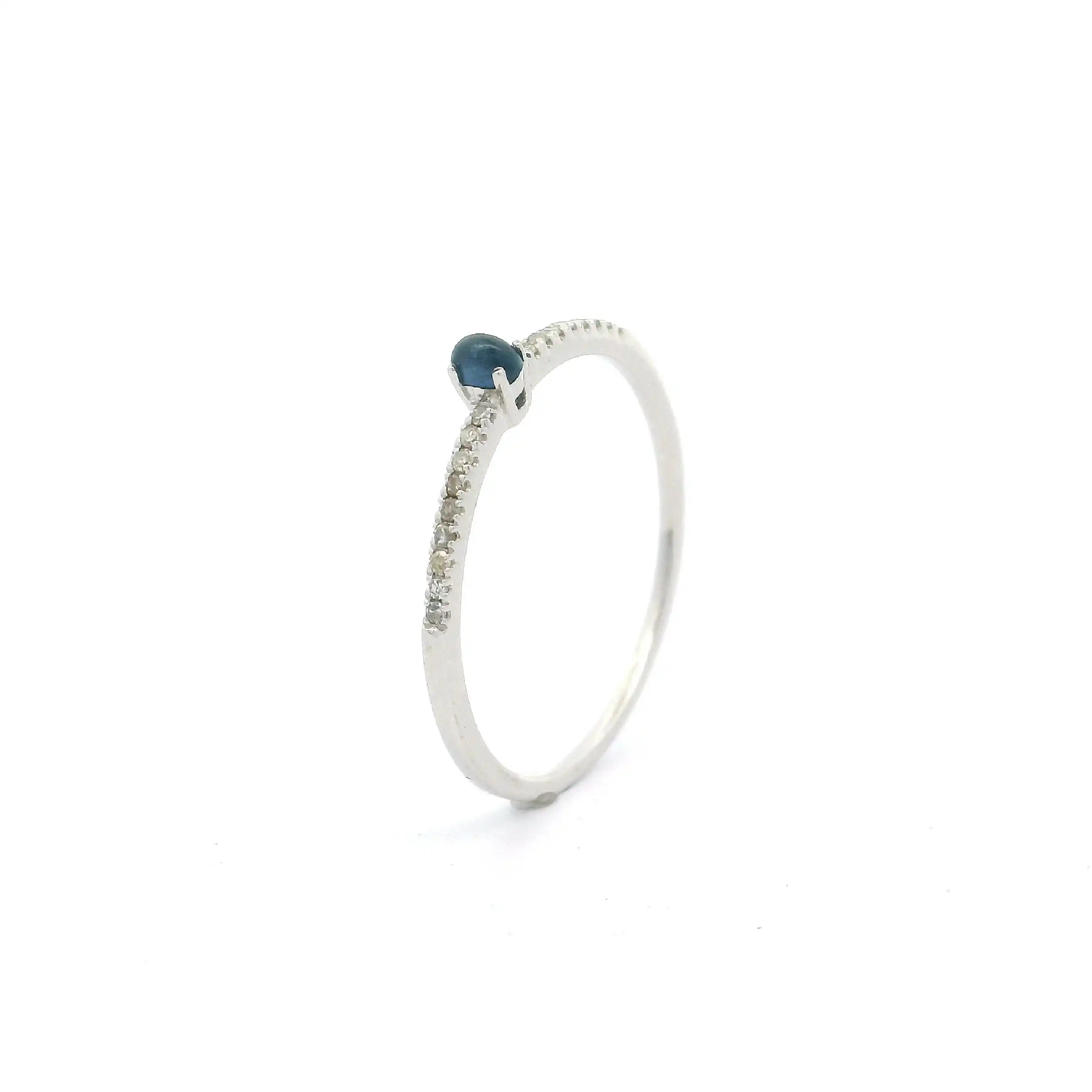Ring Weißgold mit Saphir Cabochon & Diamanten, graviert mit 0,05ct.