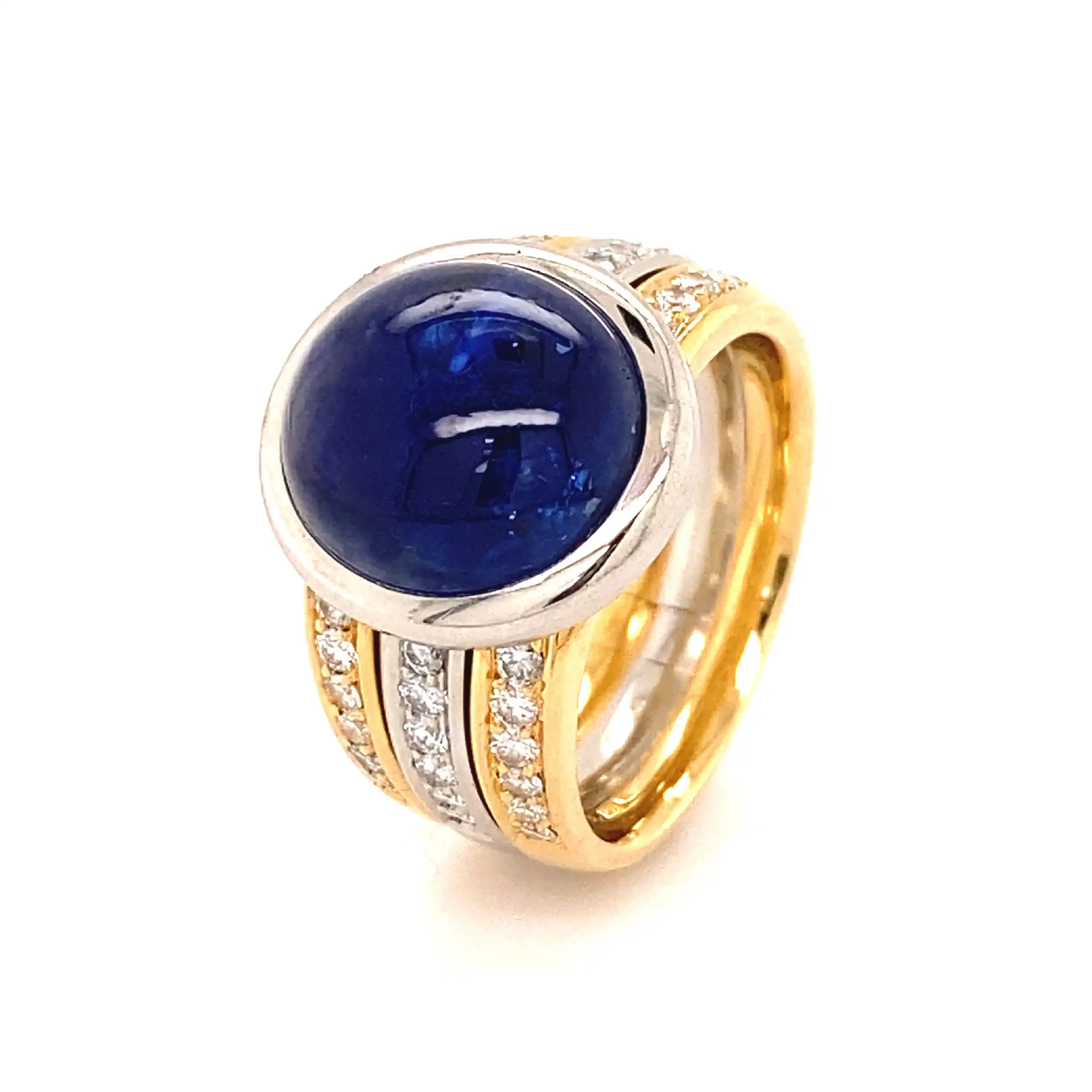 Ring Bicolor mit Cabochon Saphir, Brillanten und EPL Expertise Ring Bicolor mit Cabochon Saphir, Brillanten und EPL Expertise