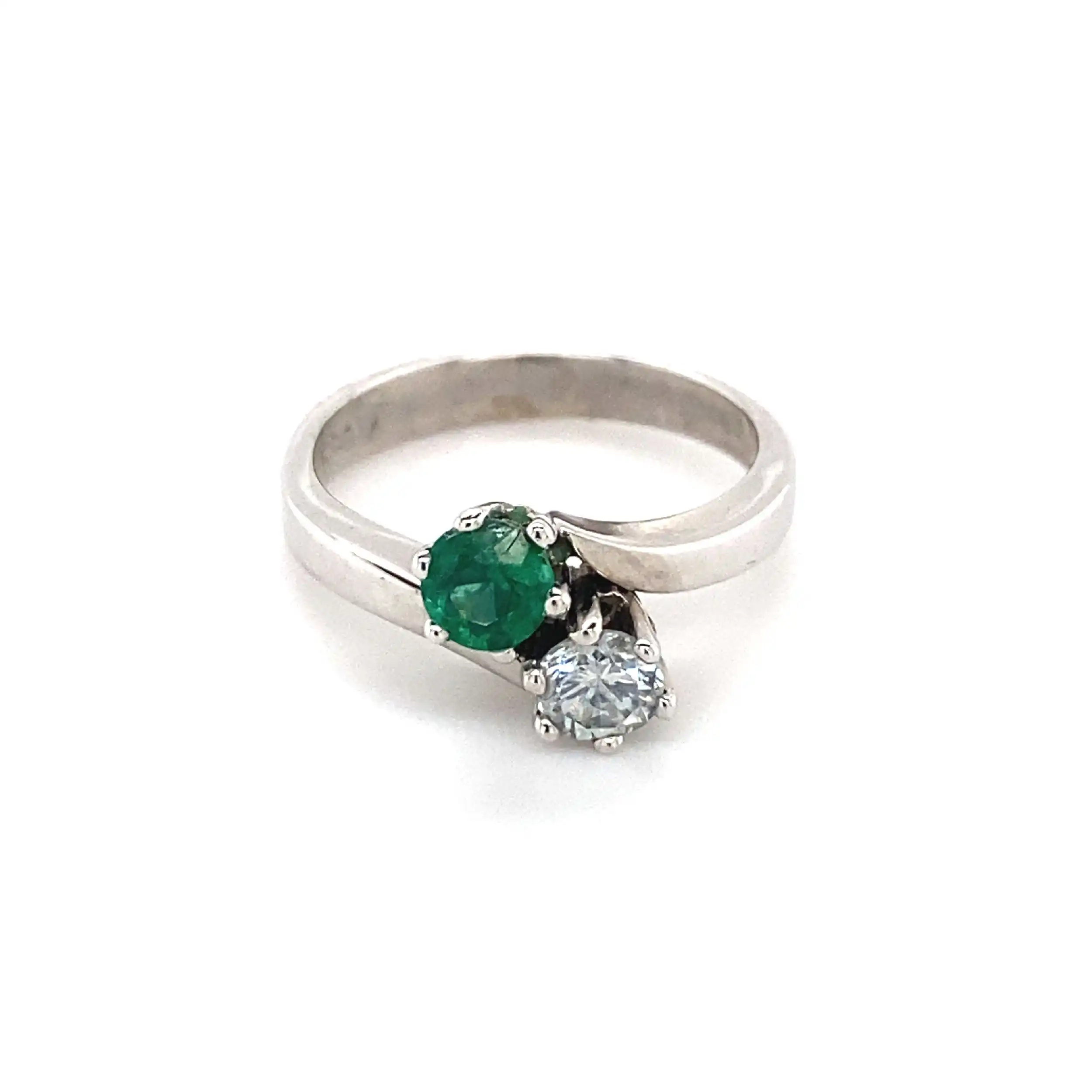 Ring Weißgold mit grünem Farbstein und Brillant