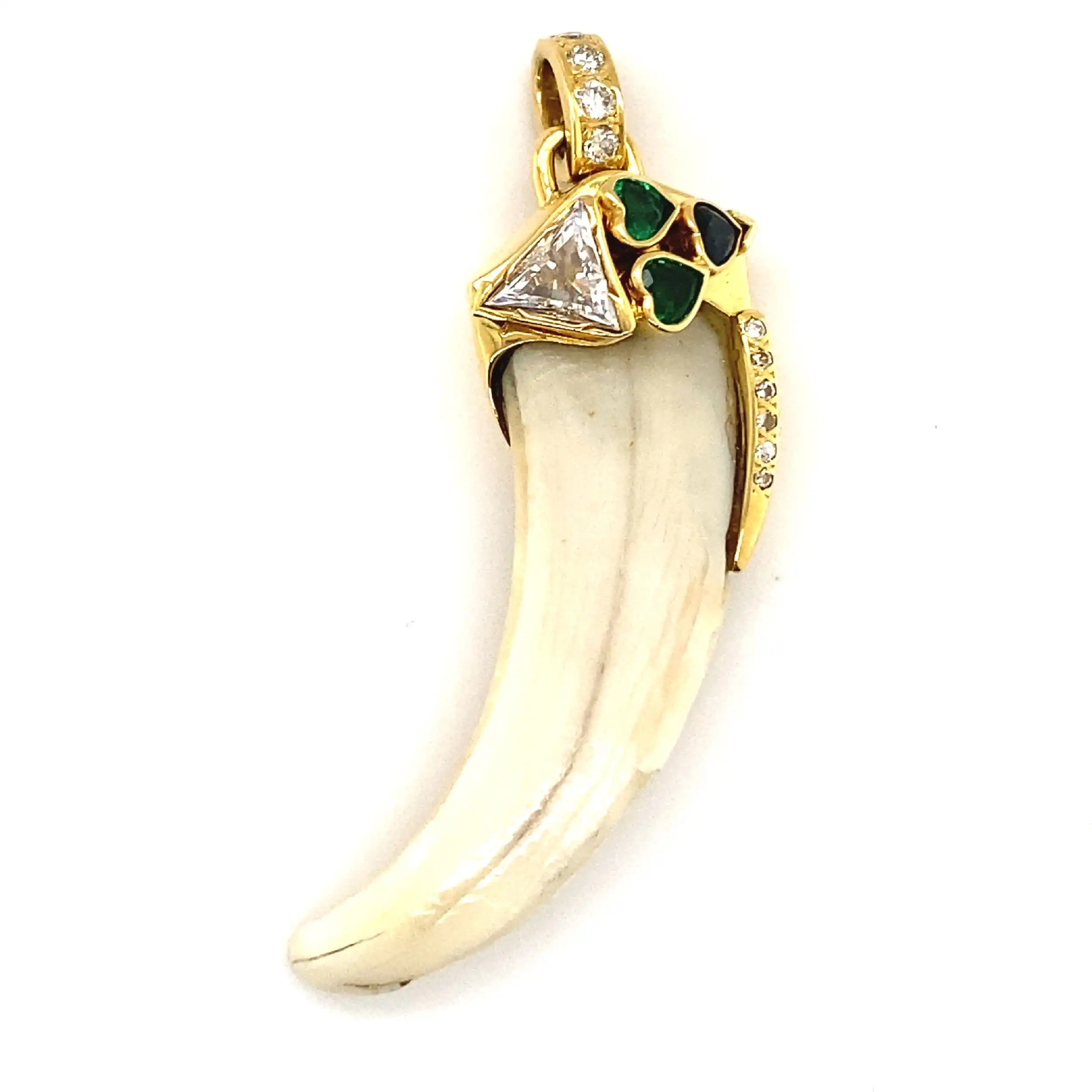 Anhänger Säbelzahn mit Diamant-Triangle, Diamanten, Safir, Smaragd in Herzschliff Anhänger Säbelzahn mit Diamant-Triangle, Diamanten, Safir, Smaragd in Herzschliff