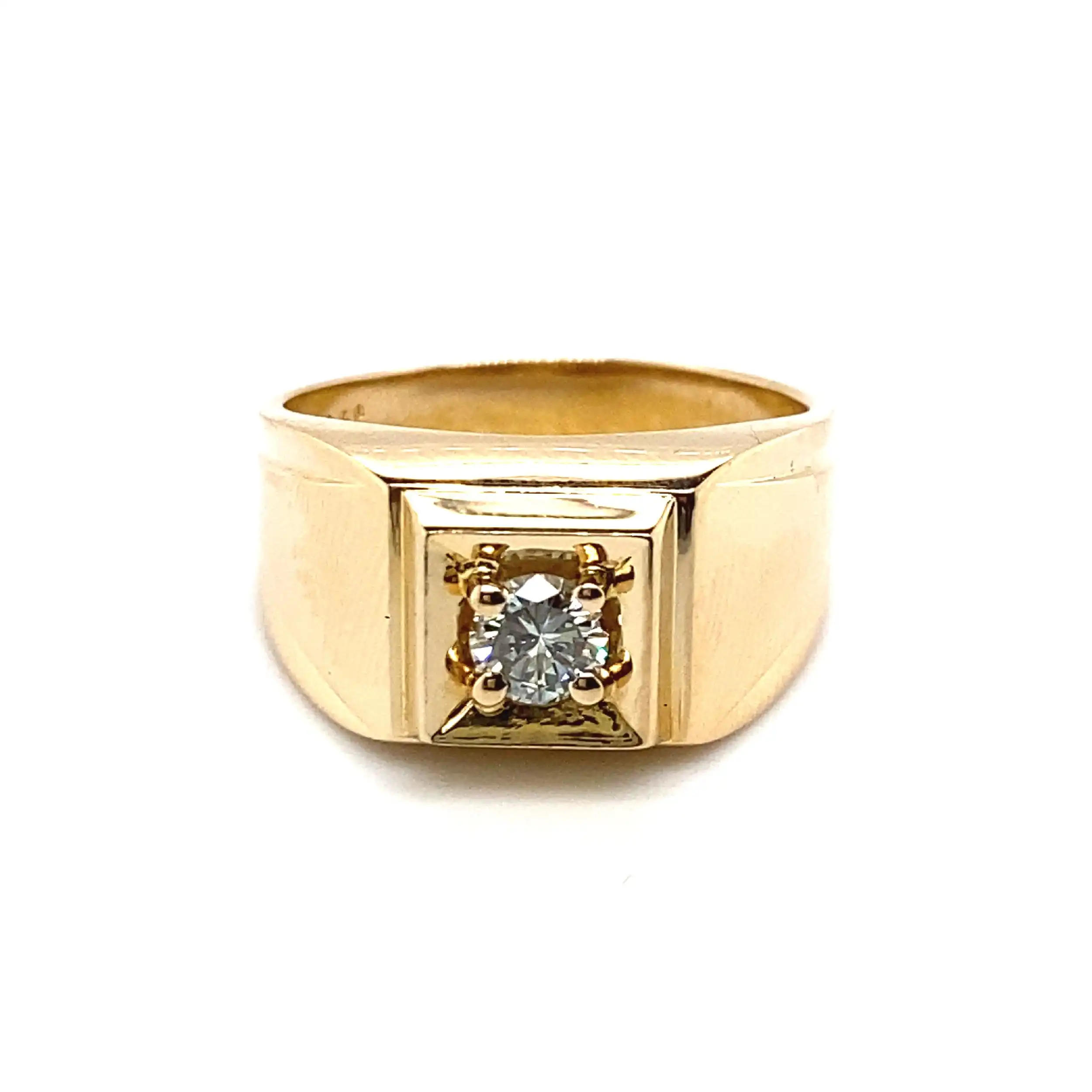 Herrenring Gelbgold mit Solitär Brillant, graviert mit 0,38ct. Herrenring Gelbgold mit Solitär Brillant, graviert mit 0,38ct.