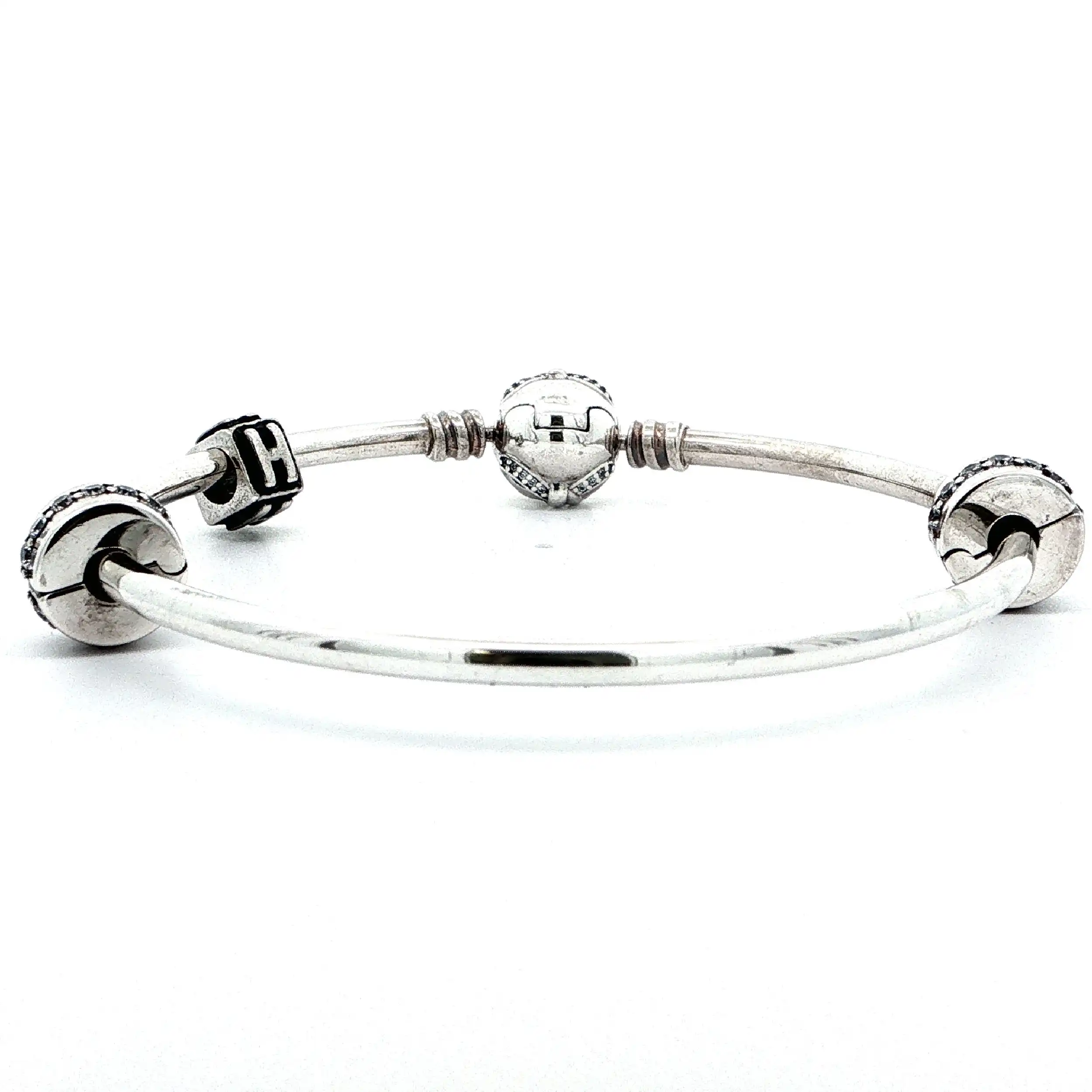 Armreif Silber Pandora mit 2 Charms, 1 Charm "H" nicht von Pandora