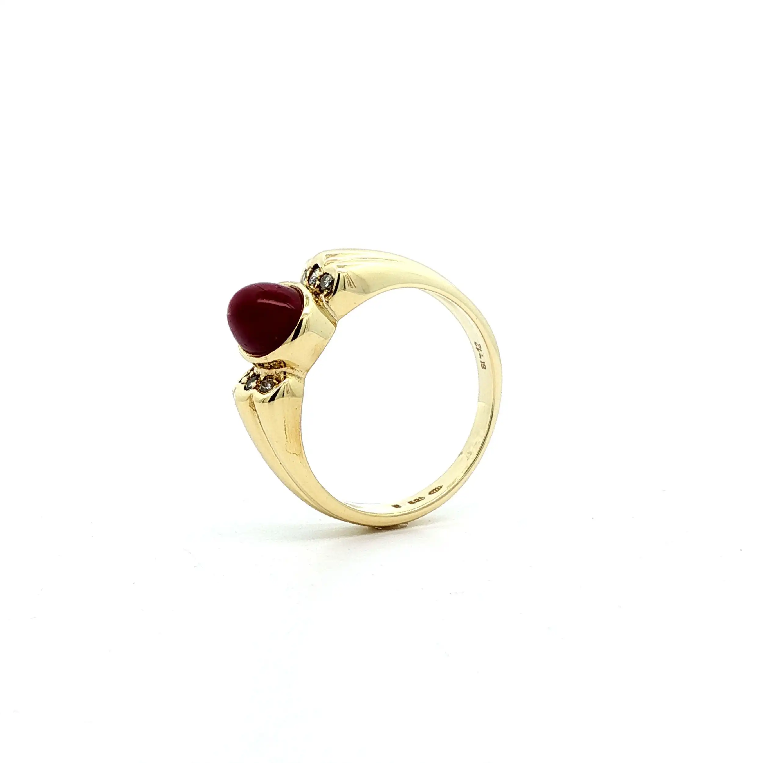 Ring Gelbgold mit Rubin Cabochon & Brillanten