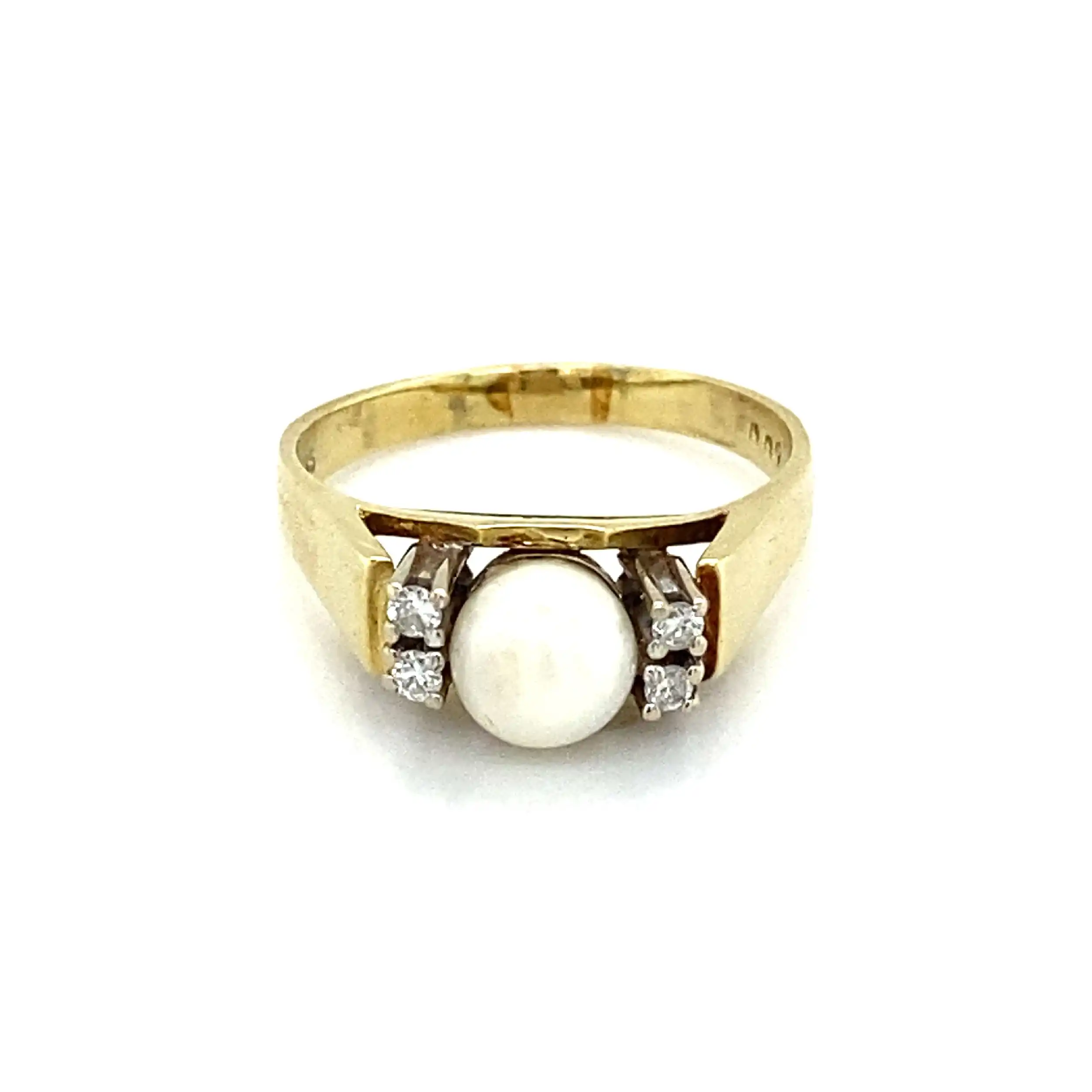Ring Gelbgold mit Perle und Brillanten, graviert mit 0,09ct Ring Gelbgold mit Perle und Brillanten, graviert mit 0,09ct
