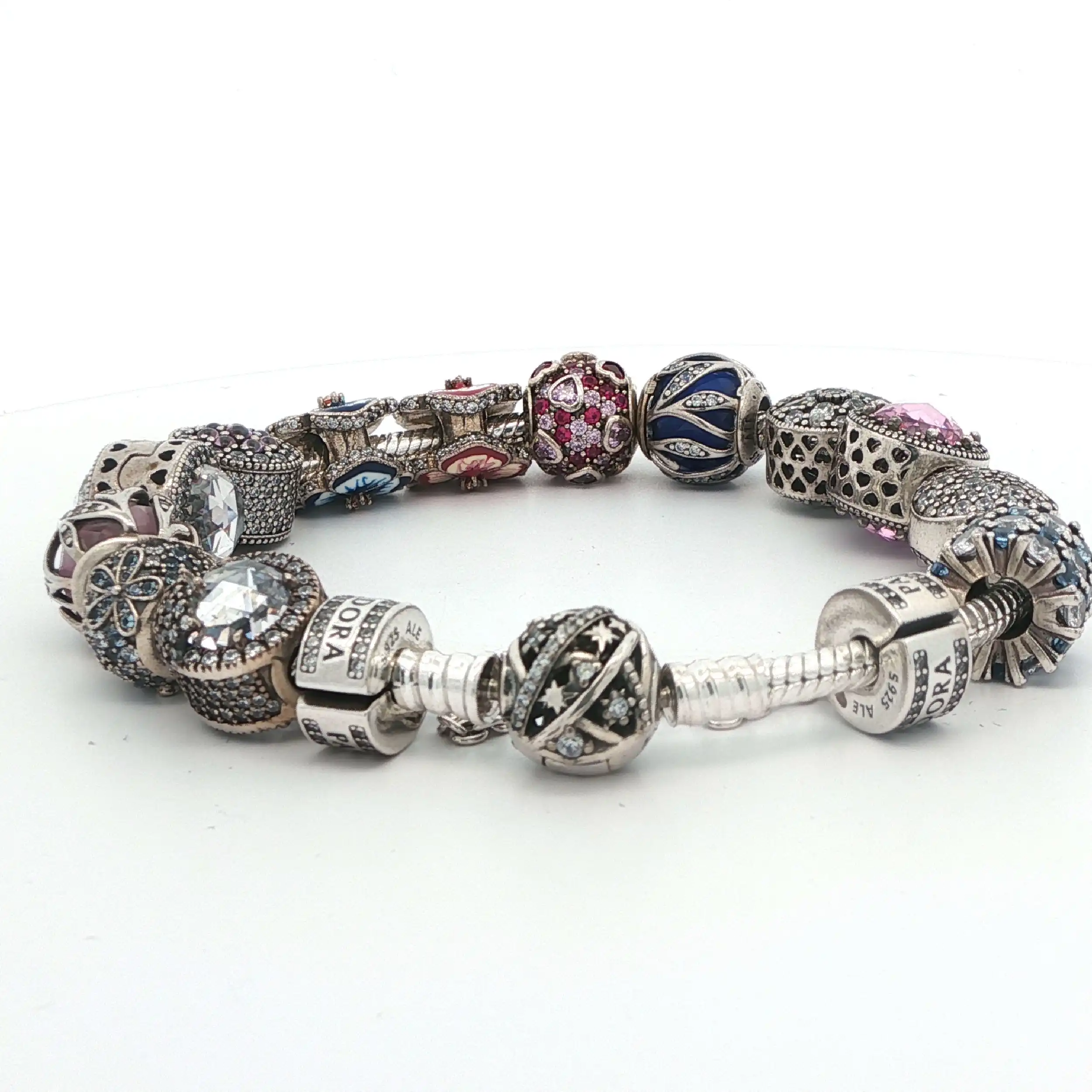 Pandora Armband mit diversen Charms Pandora Armband mit diversen Charms