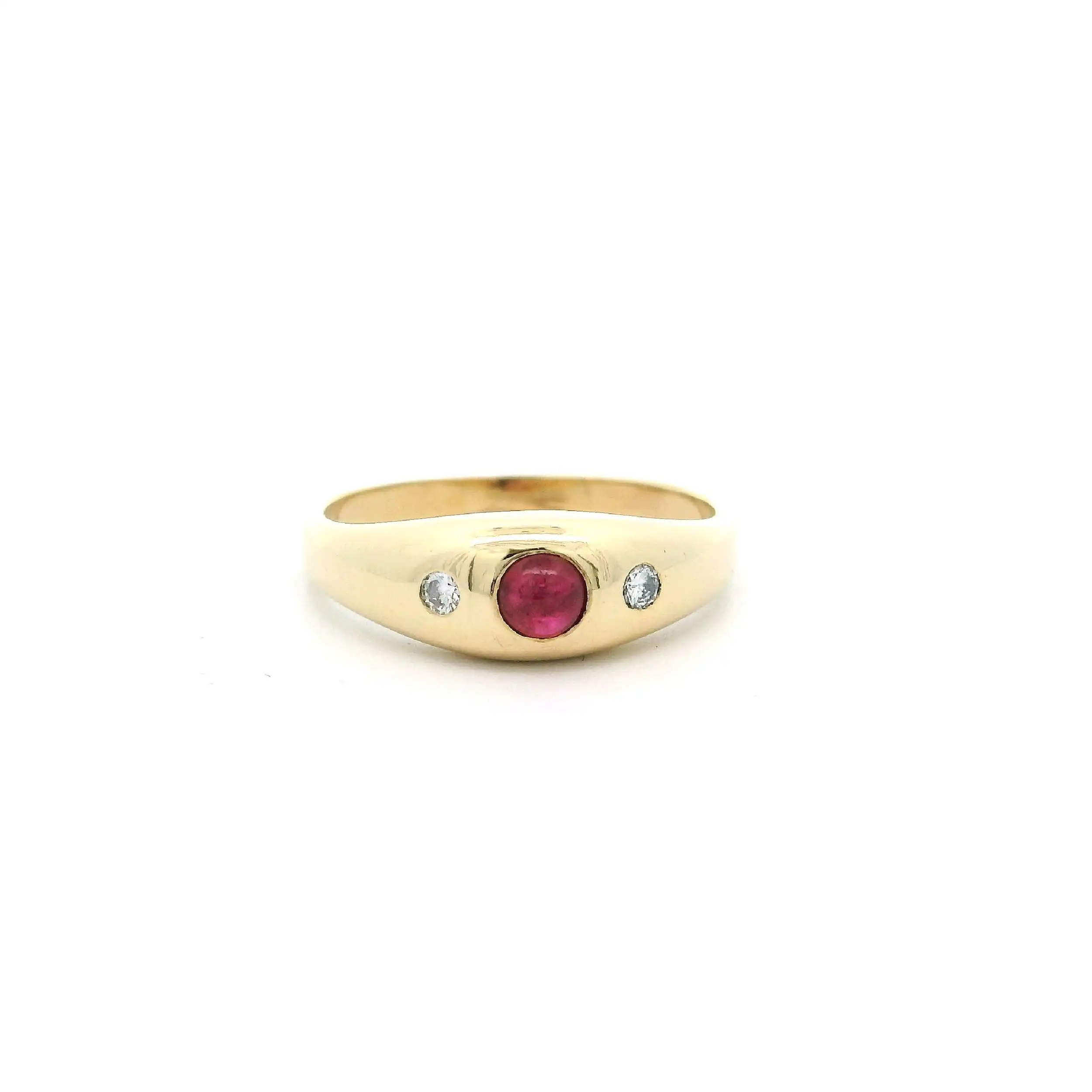 Ring Gelbgold mit Rubin Cabochon & Brillanten, graviert mit 0,06ct.