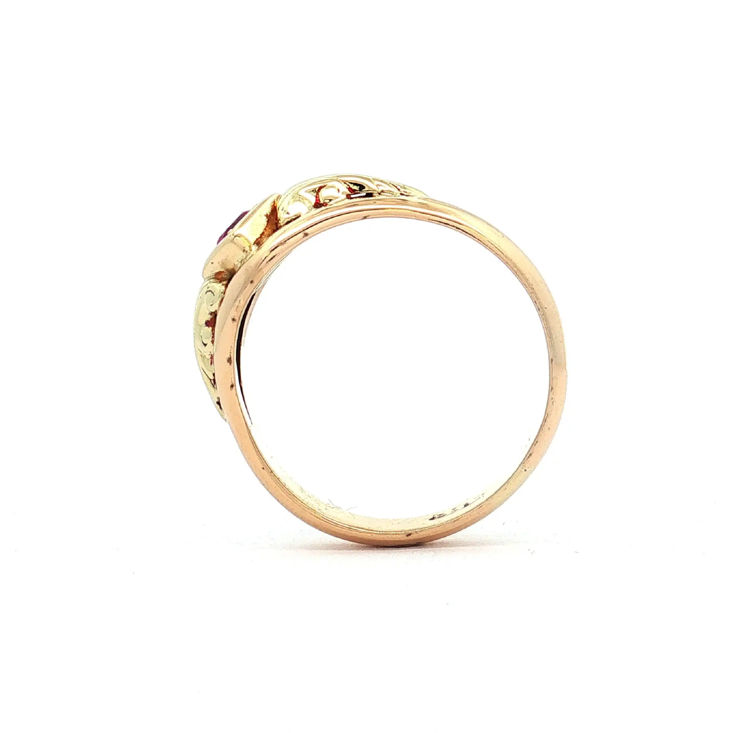 Ring mit beschädigtem Rubin