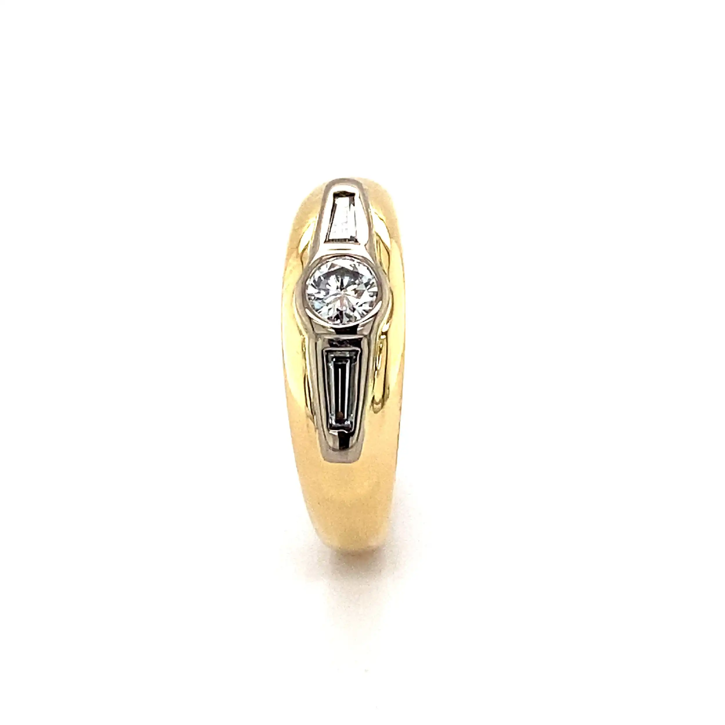 Ring Bicolor mit Brillant und Diamanten um Trapez-Schliff Ring Bicolor mit Brillant und Diamanten um Trapez-Schliff