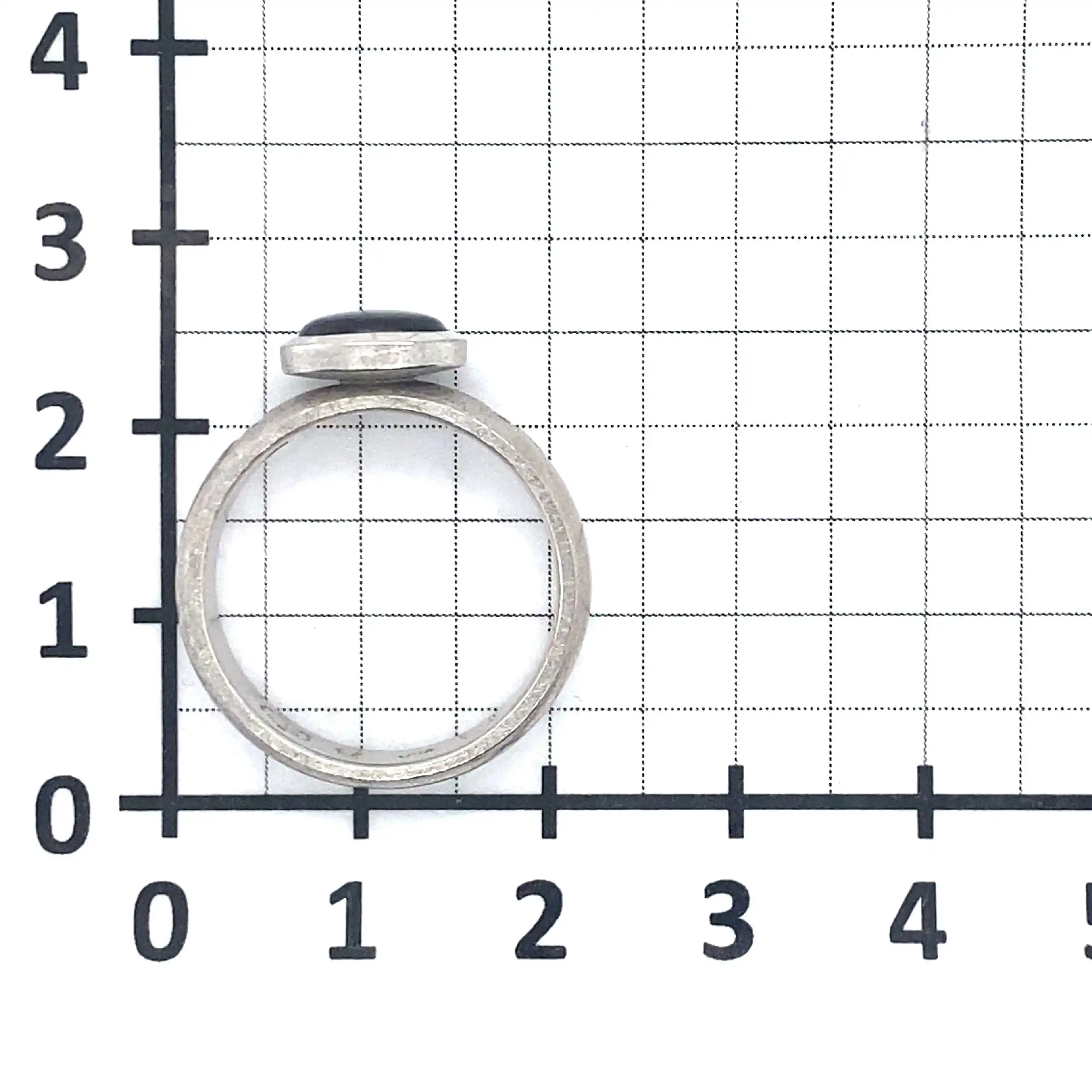 Ring Weißgold eismattiert mit grauem Cabochon und zwei Brillanten Ring Weißgold eismattiert mit grauem Cabochon und zwei Brillanten