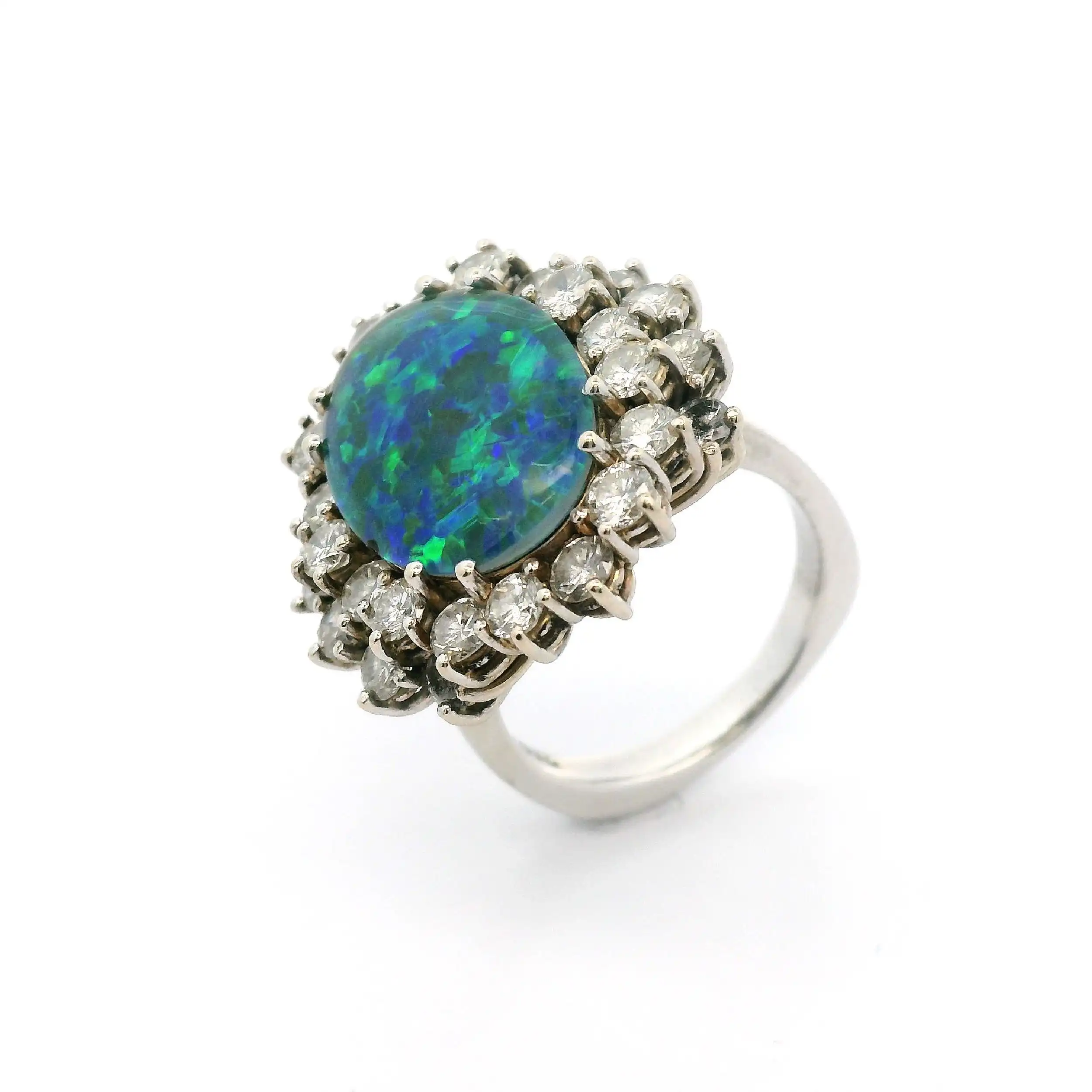 Ring Weißgold mit Opal Doublette und 28 Brillanten Ring Weißgold mit Opal Doublette und 28 Brillanten
