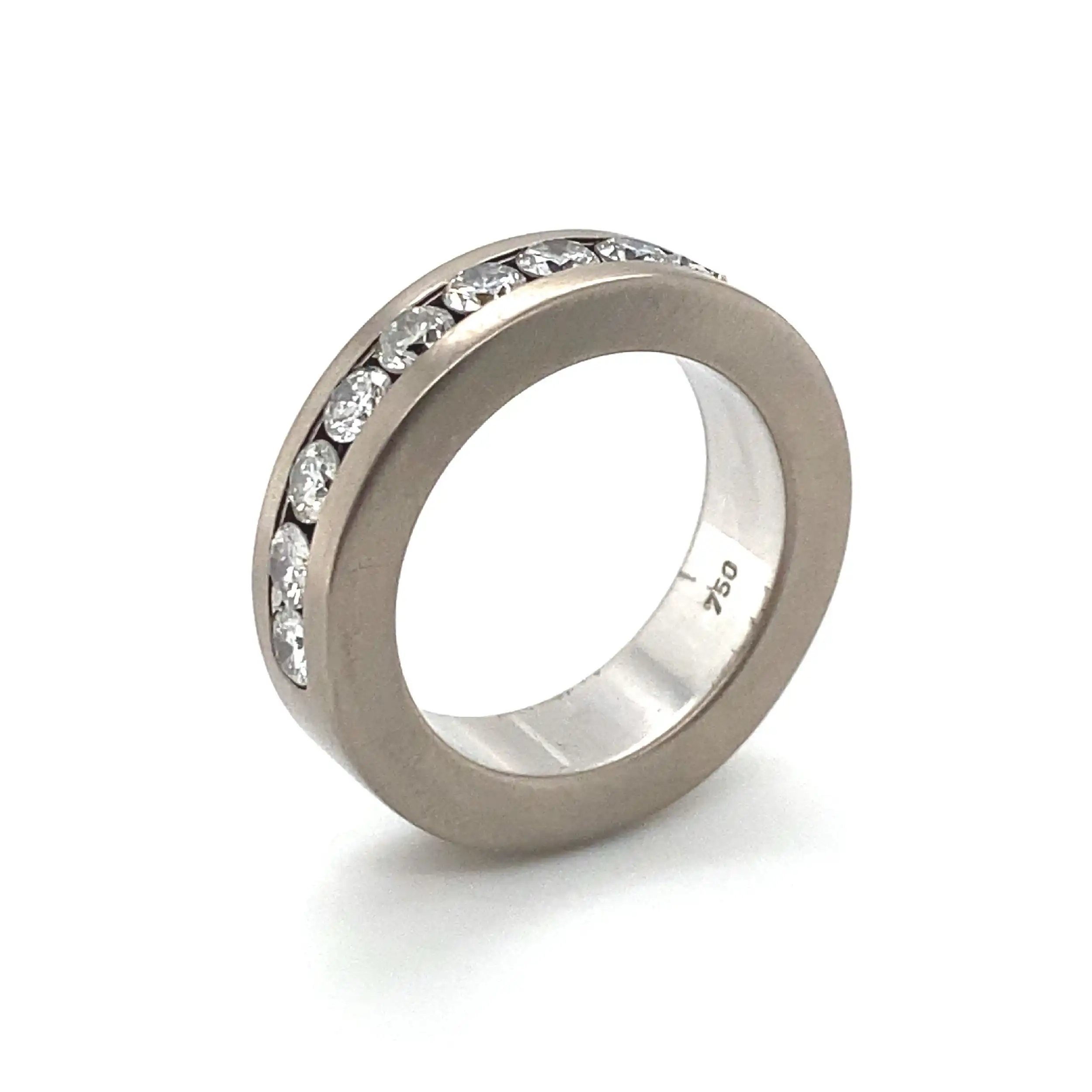 Ring Weißgold mit Brillanten in Kanalfassung Ring Weißgold mit Brillanten in Kanalfassung