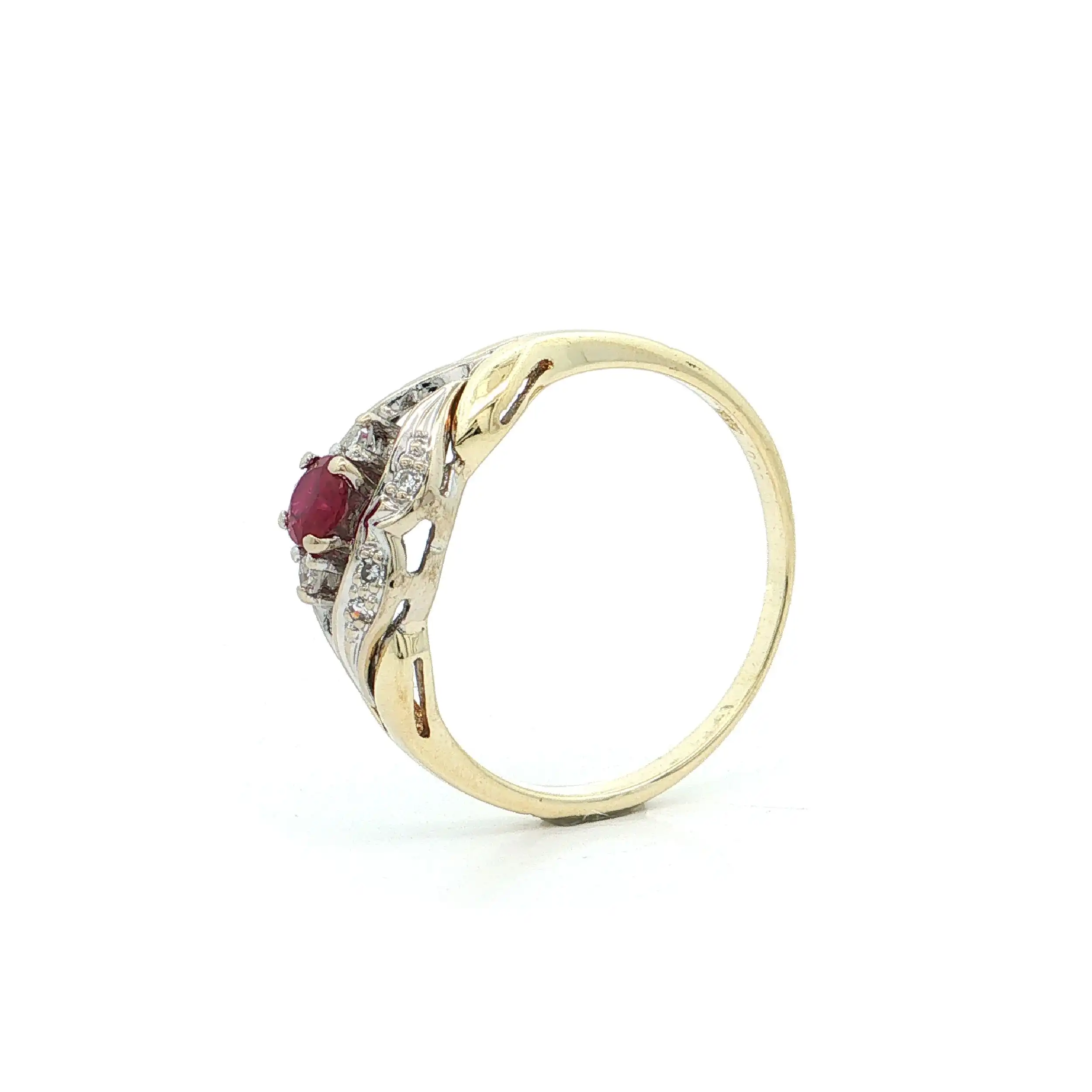Ring Bicolor mit Rubin und Diamanten Ring Bicolor mit Rubin und Diamanten