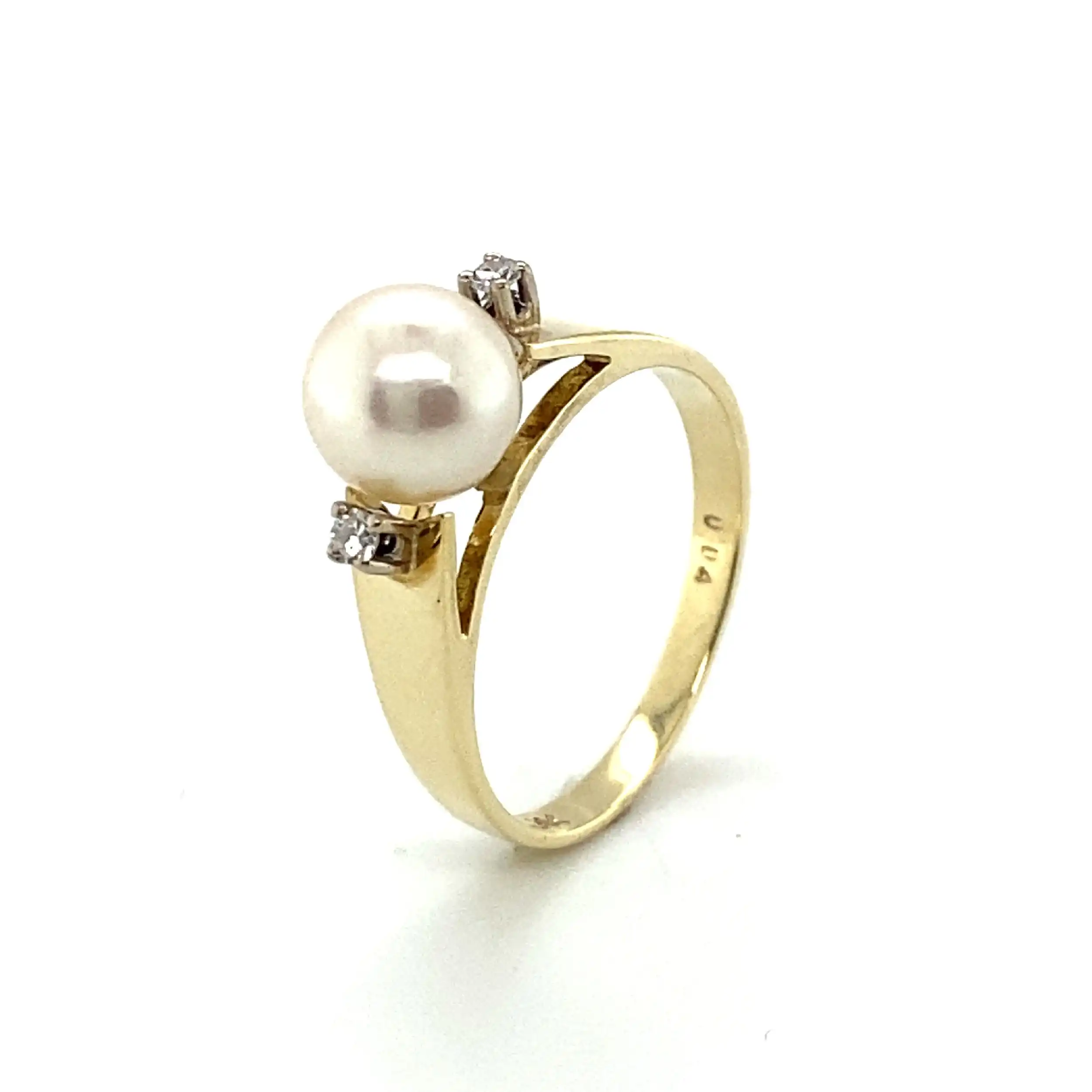 Ring Gelbgold mit Perle und Diamanten, graviert 0,04ct. Ring Gelbgold mit Perle und Diamanten, graviert 0,04ct.