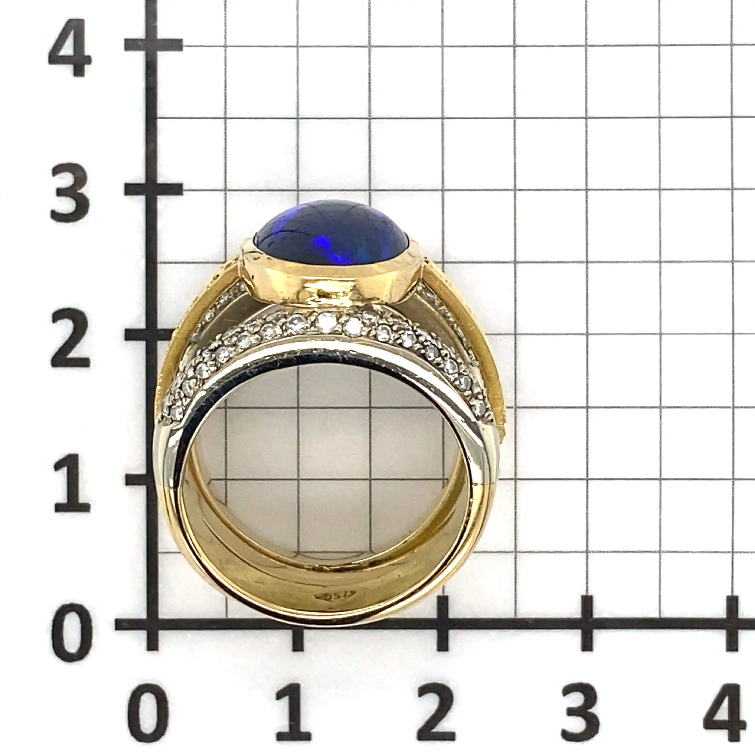 Ring Bicolor mit Brillanten und synthetischen Opal Cabochon Ring Bicolor mit Brillanten und synthetischen Opal Cabochon
