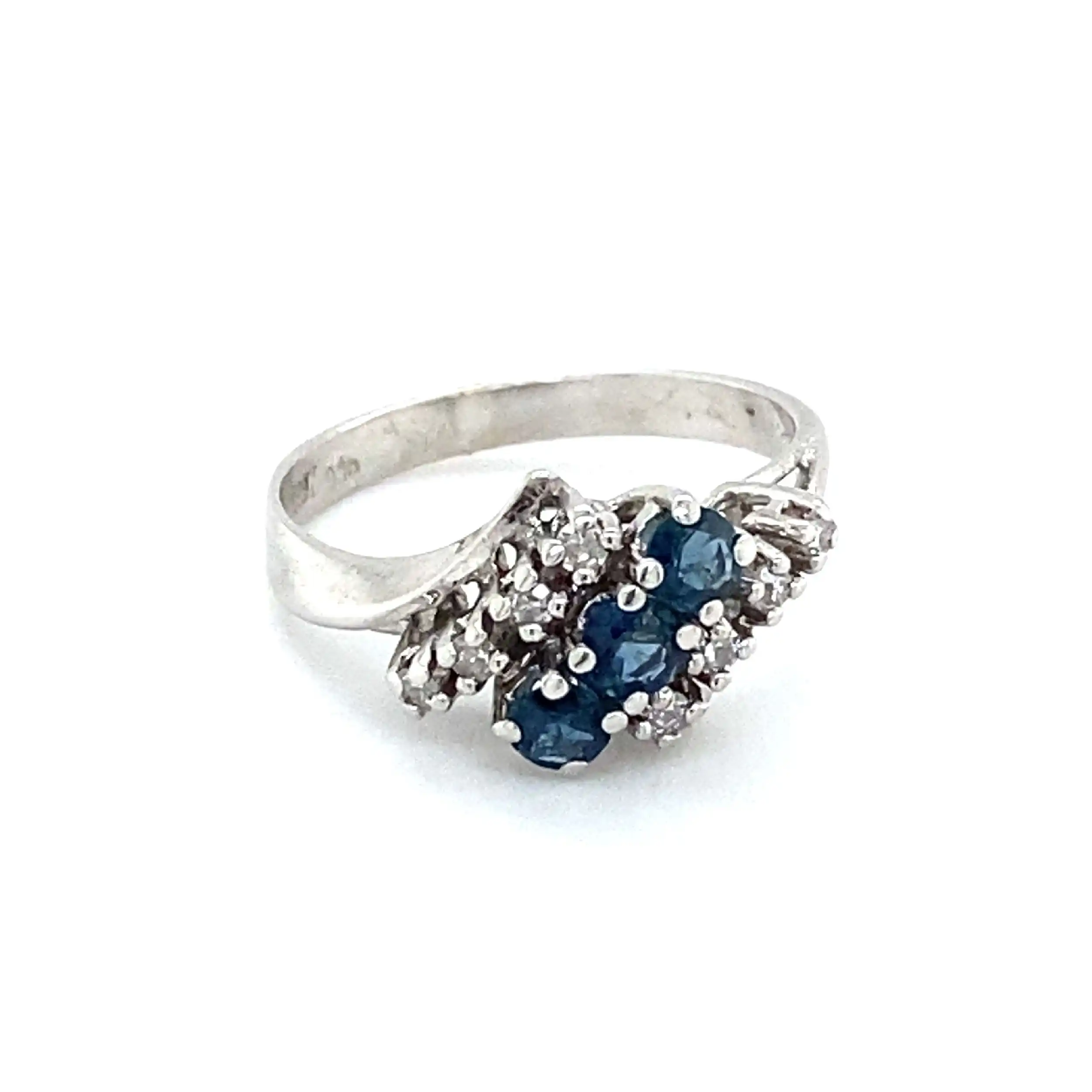 Ring Weißgold mit Diamanten, graviert mit 0,16ct und blauen Farbsteinen Ring Weißgold mit Diamanten, graviert mit 0,16ct und blauen Farbsteinen