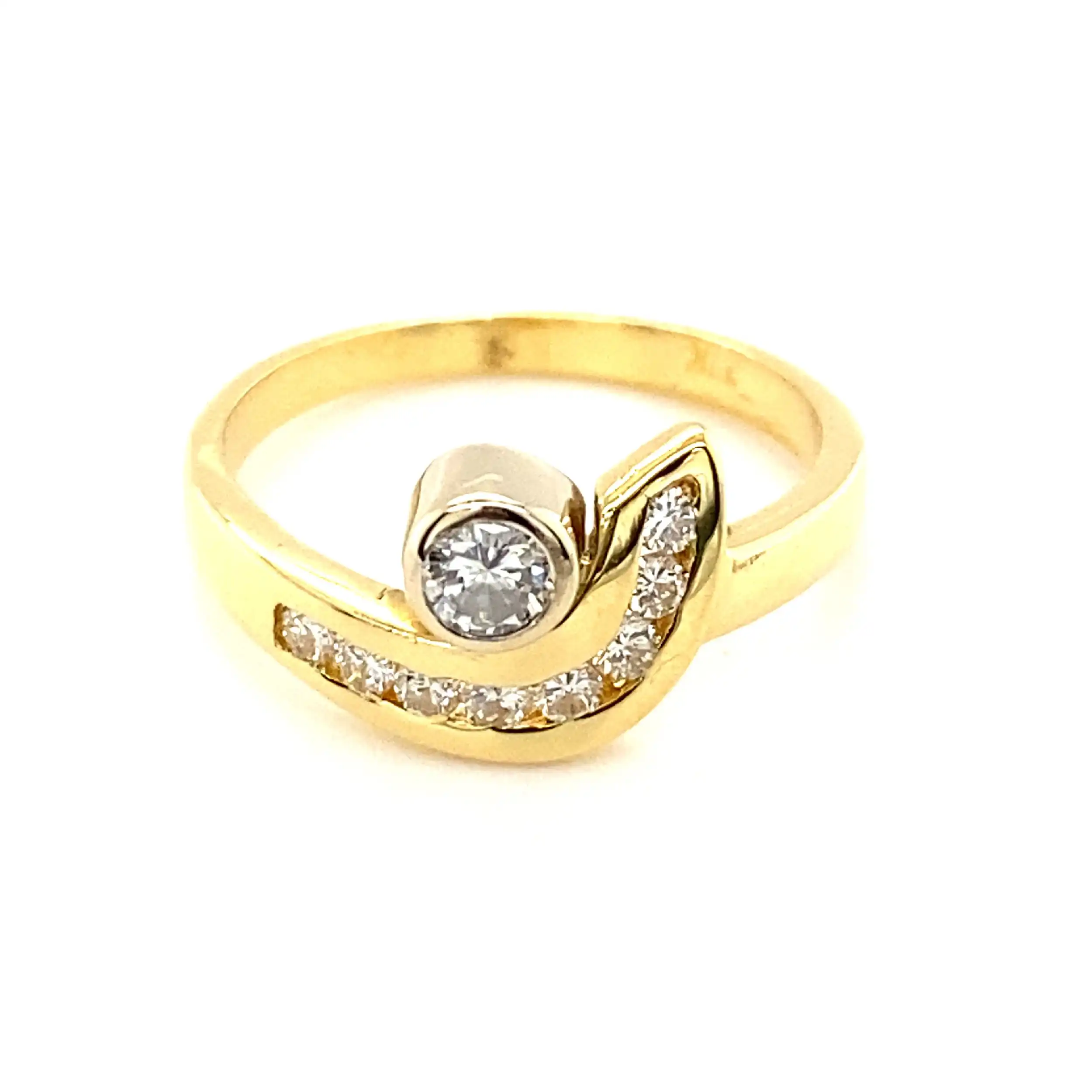 Ring Gelbgold mit Brillanten, Solitär graviert mit 0,20ct und Melee mit 0,16ct. Ring Gelbgold mit Brillanten, Solitär graviert mit 0,20ct und Melee mit 0,16ct.