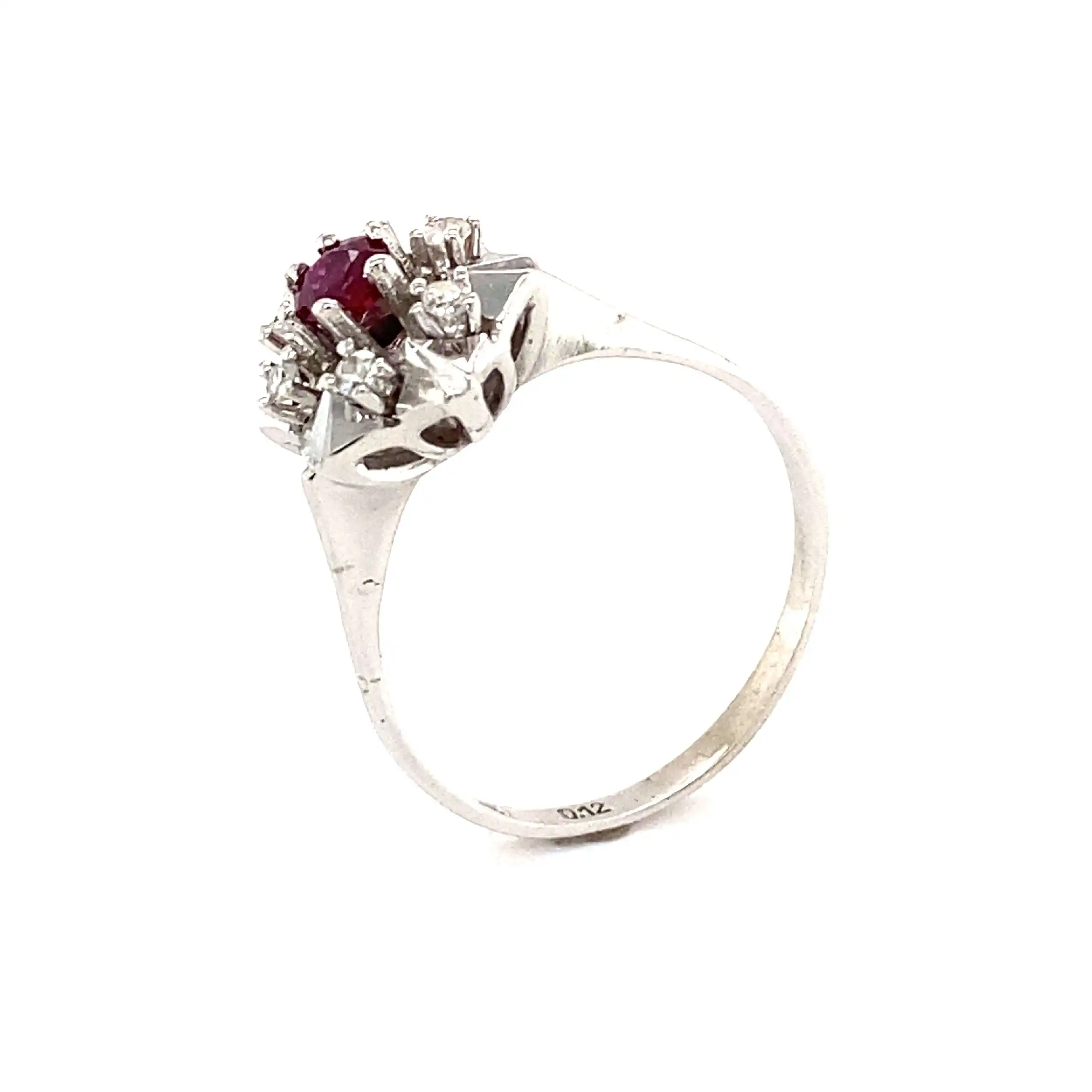Ring Weißgold mit Rubin & Diamanten, graviert mit 0,12ct. Ring Weißgold mit Rubin & Diamanten, graviert mit 0,12ct.