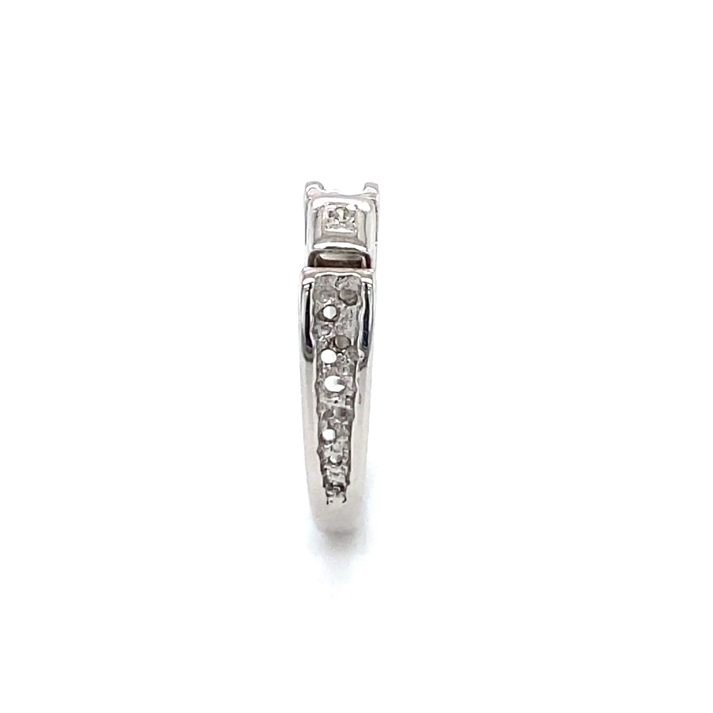 Ring Weißgold mit Brillant, graviert mit 0,01ct. Ring Weißgold mit Brillant, graviert mit 0,01ct.