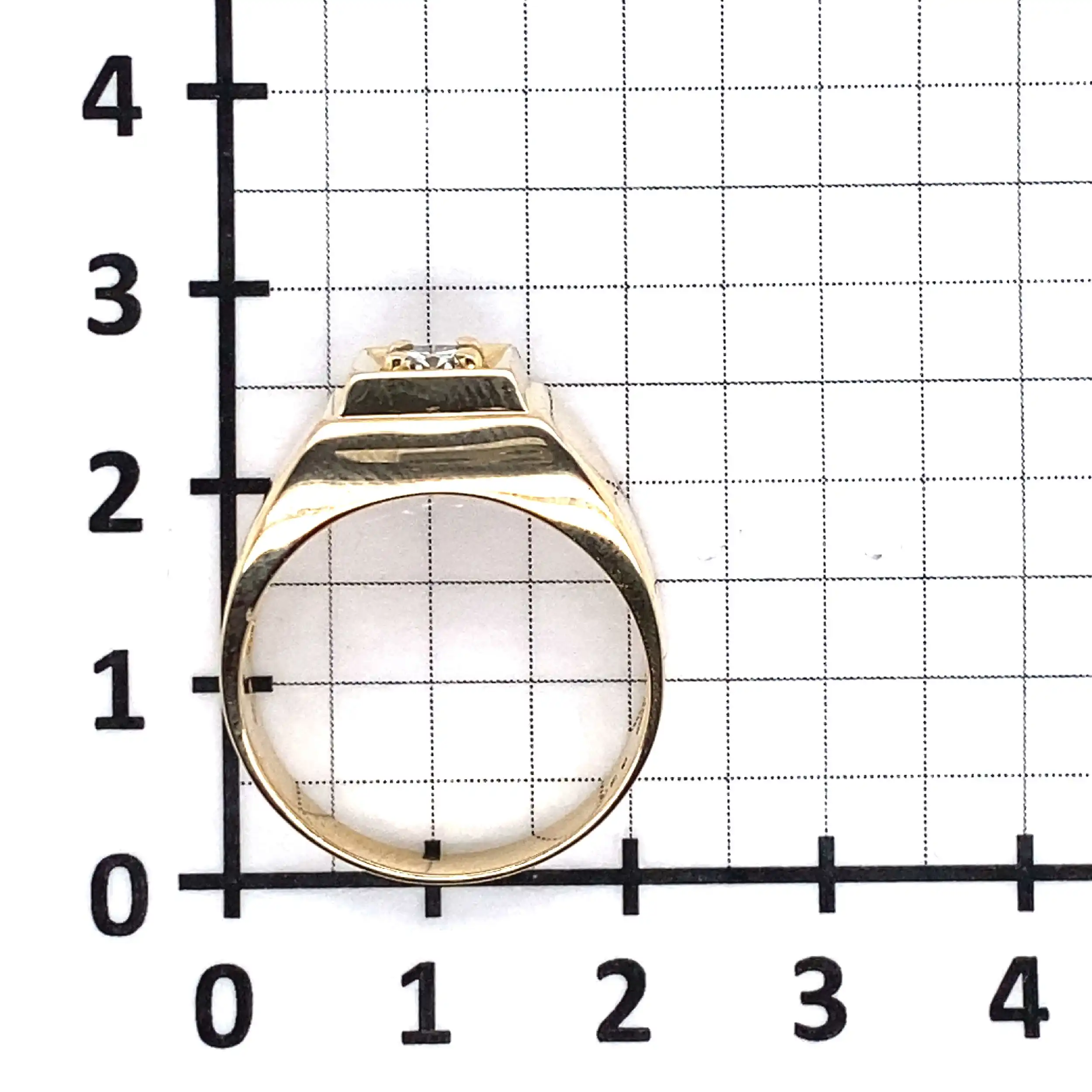 Herrenring Gelbgold mit Solitär Brillant, graviert mit 0,38ct. Herrenring Gelbgold mit Solitär Brillant, graviert mit 0,38ct.