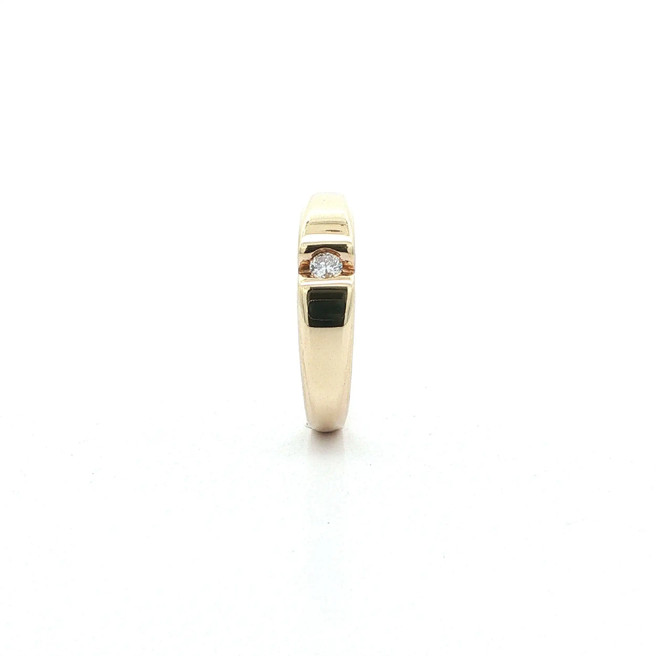 Ring Gelbgold mit Brillant, graviert mit 0,08ct. Ring Gelbgold mit Brillant, graviert mit 0,08ct.