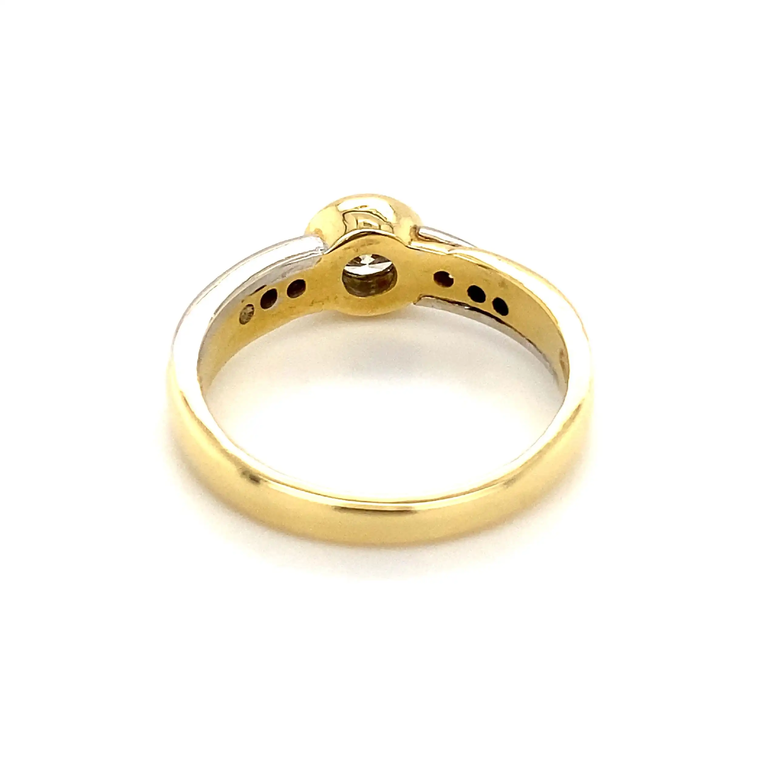 Ring Bicolor mit Brillant-Solitär & Melée-Besatz, graviert mit 0,45ct. Ring Bicolor mit Brillant-Solitär & Melée-Besatz, graviert mit 0,45ct.