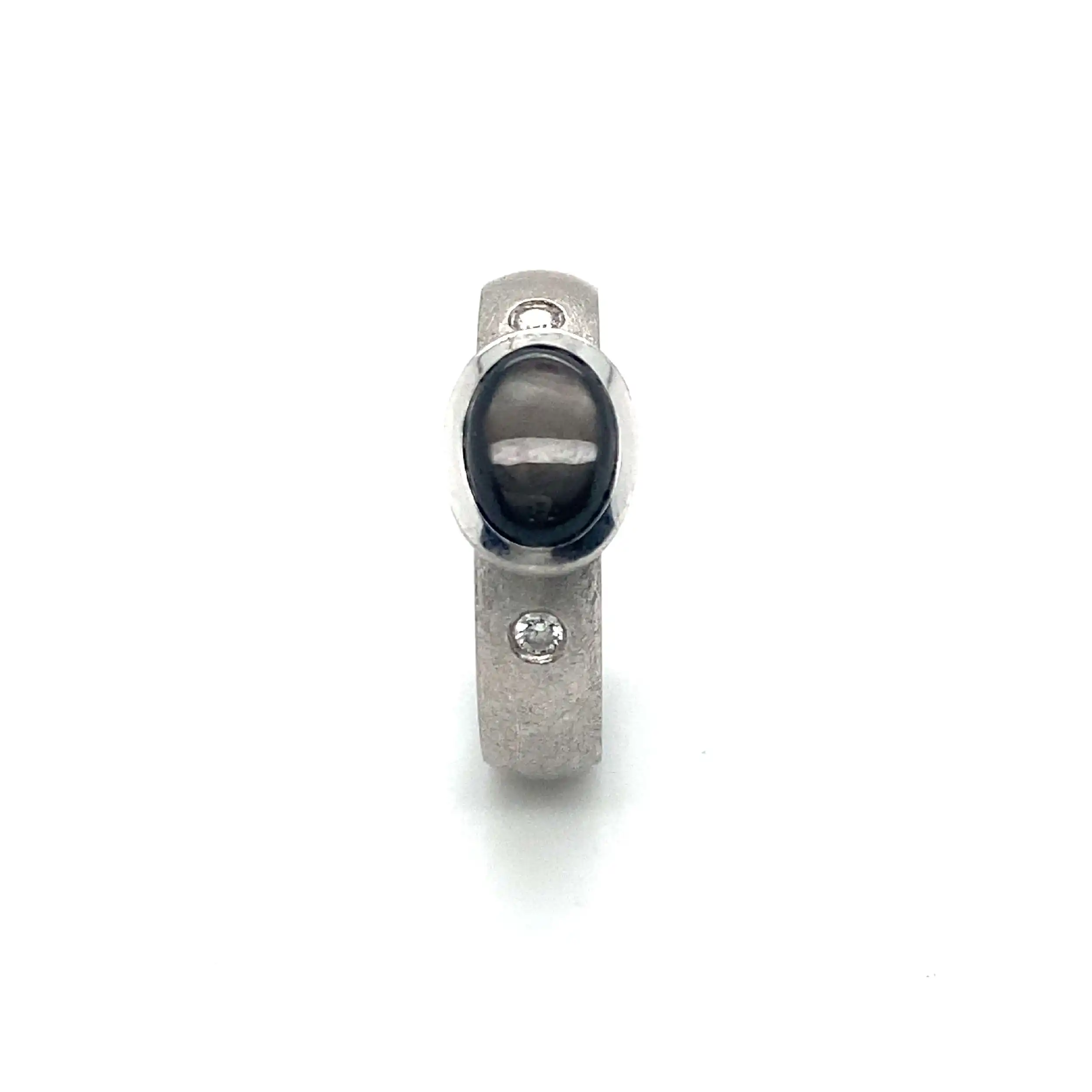 Ring Weißgold eismattiert mit grauem Cabochon und zwei Brillanten Ring Weißgold eismattiert mit grauem Cabochon und zwei Brillanten