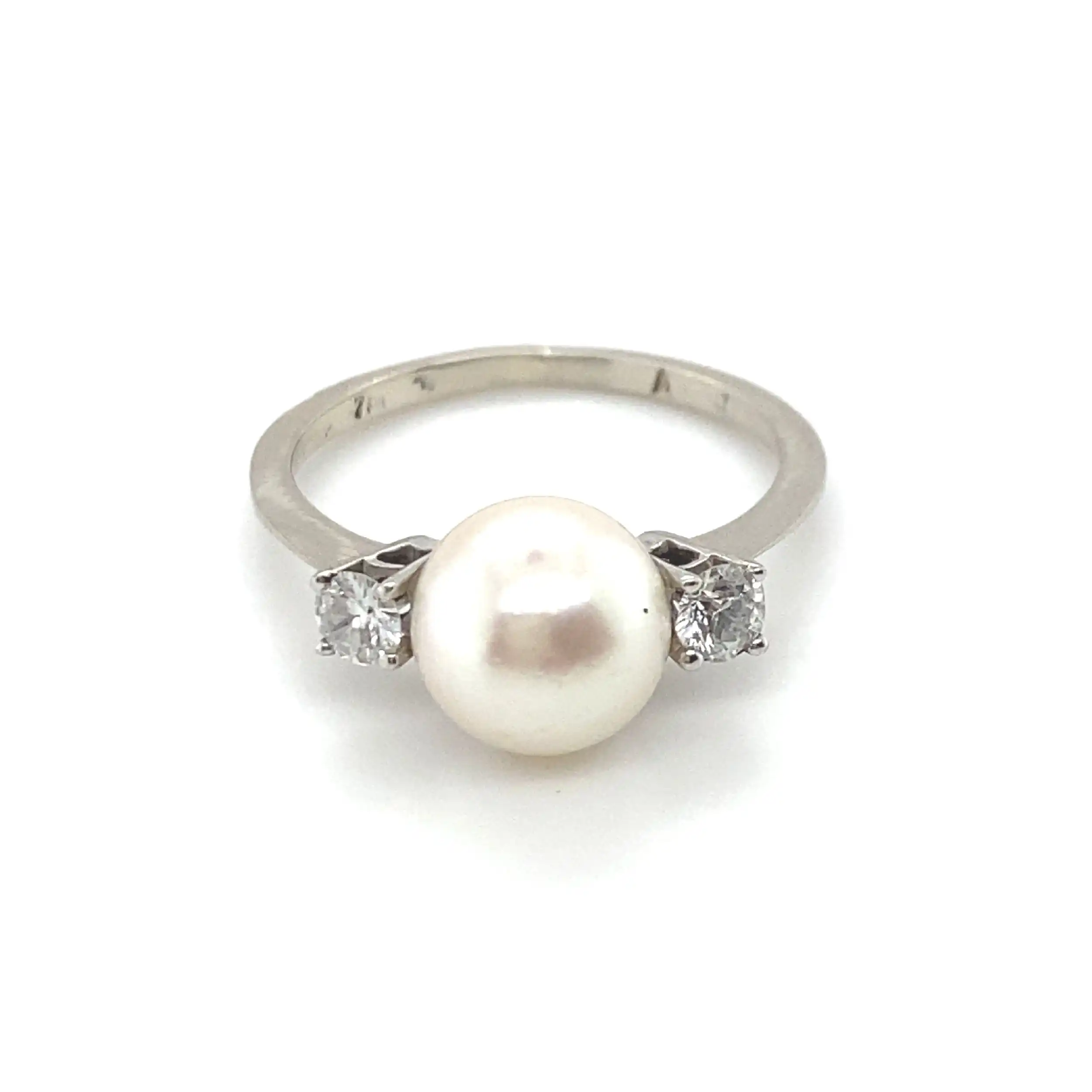 Perlring mit Brillanten, graviert mit 0,24ct Perlring mit Brillanten, graviert mit 0,24ct