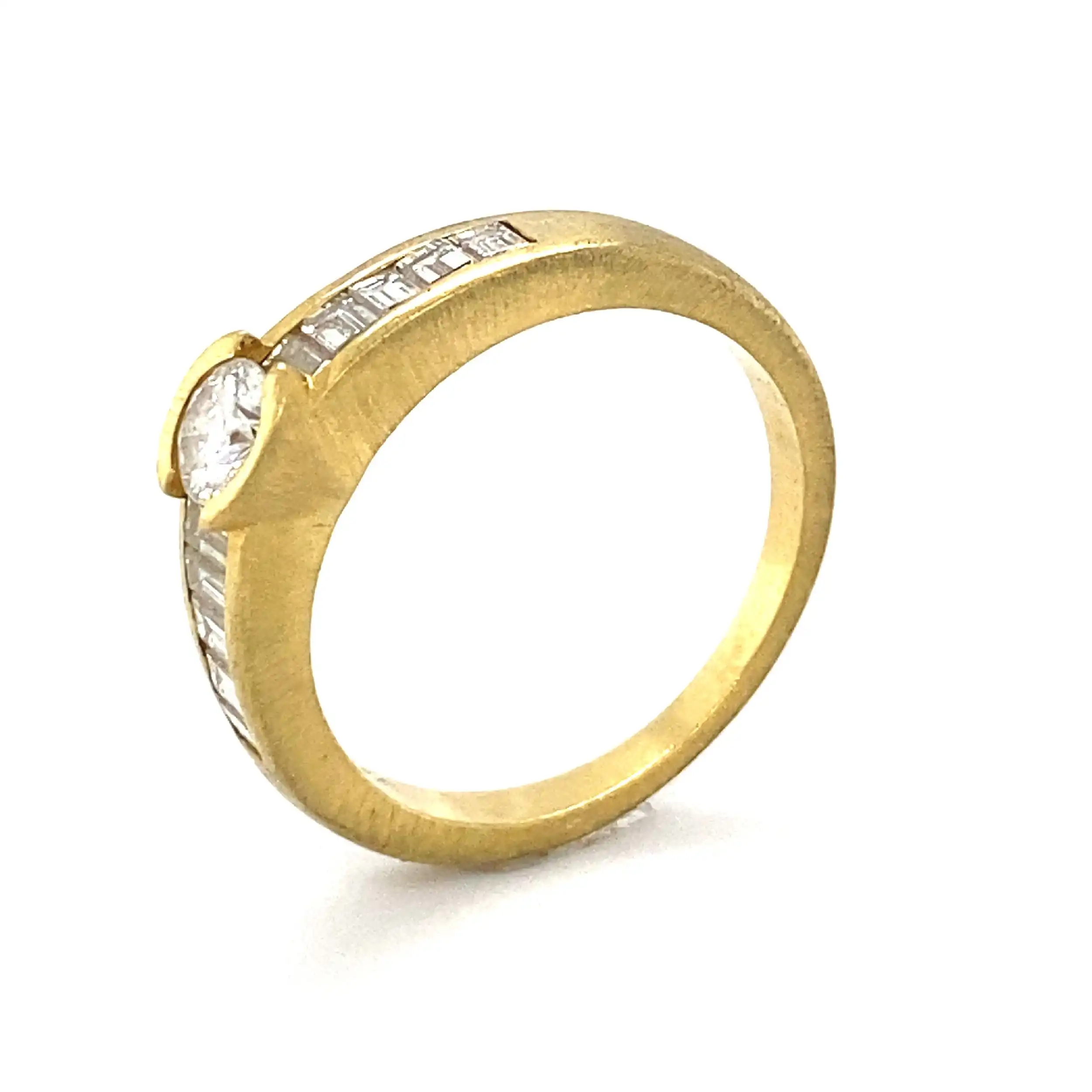 Ring Gelbgold mit Brillant und Diamanten