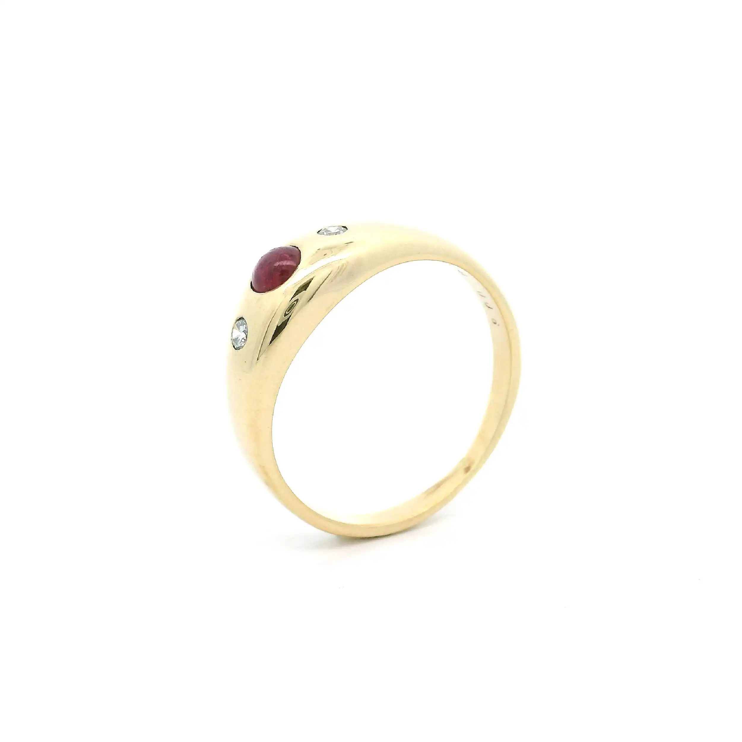 Ring Gelbgold mit Rubin Cabochon & Brillanten, graviert mit 0,06ct.