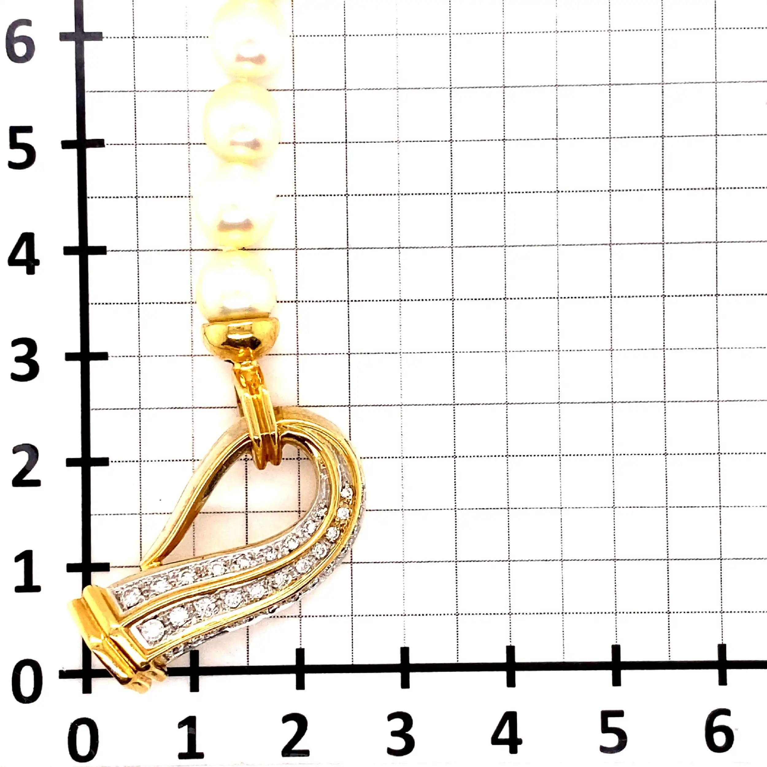 Perlenkette mit Gelbgoldschloss und Brillanten Perlenkette mit Gelbgoldschloss und Brillanten