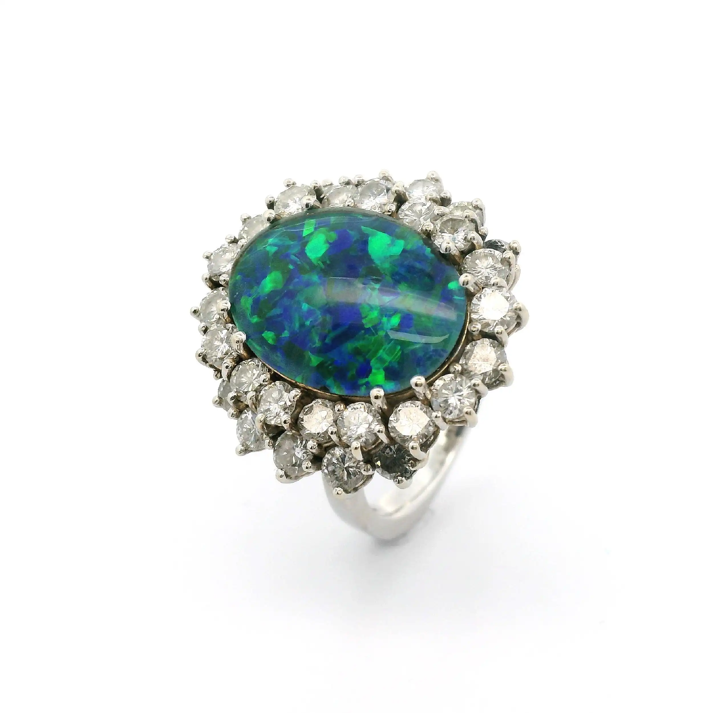 Ring Weißgold mit Opal Doublette und 28 Brillanten Ring Weißgold mit Opal Doublette und 28 Brillanten