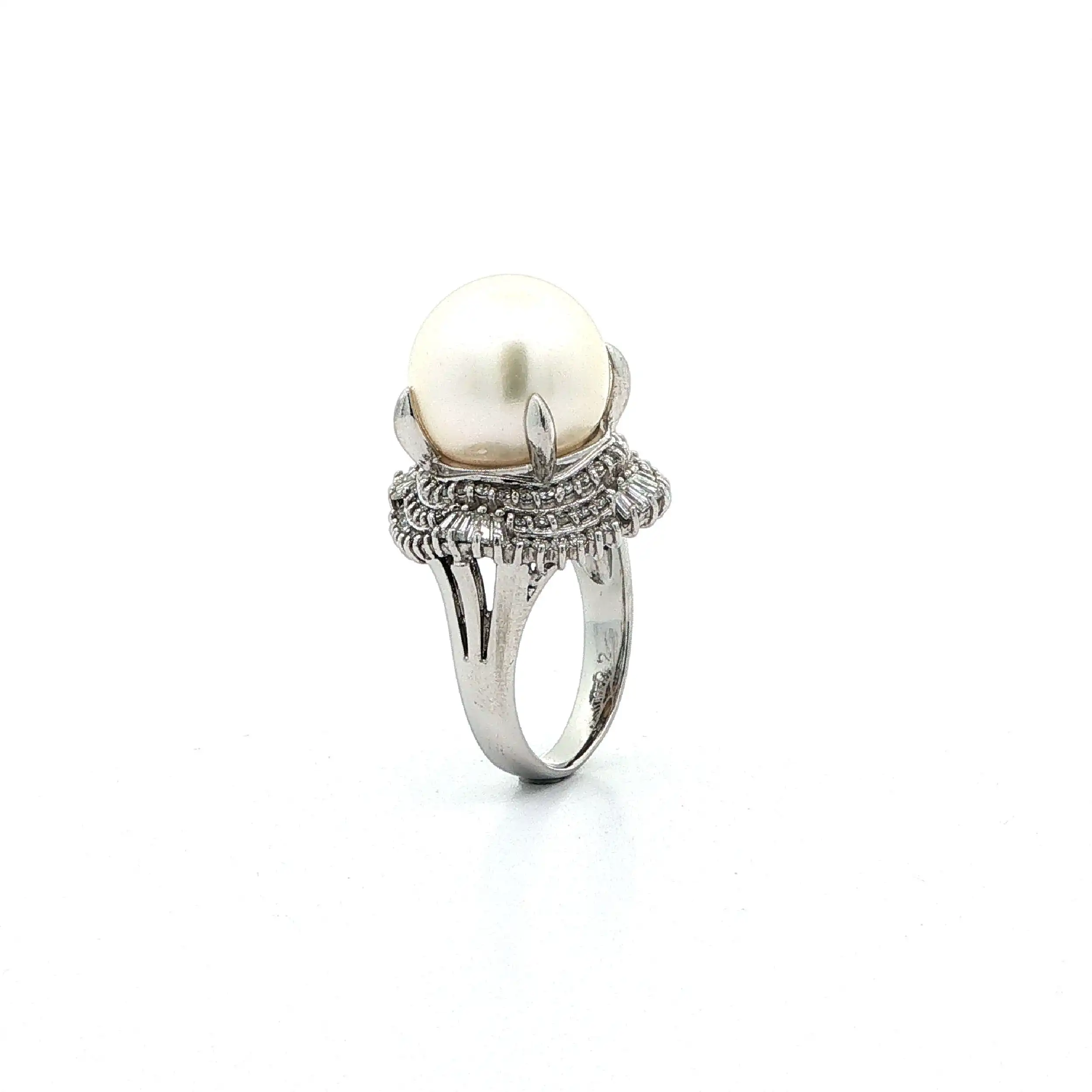 Ring Platin mit Perle, Brillanten & Baguette Diamanten