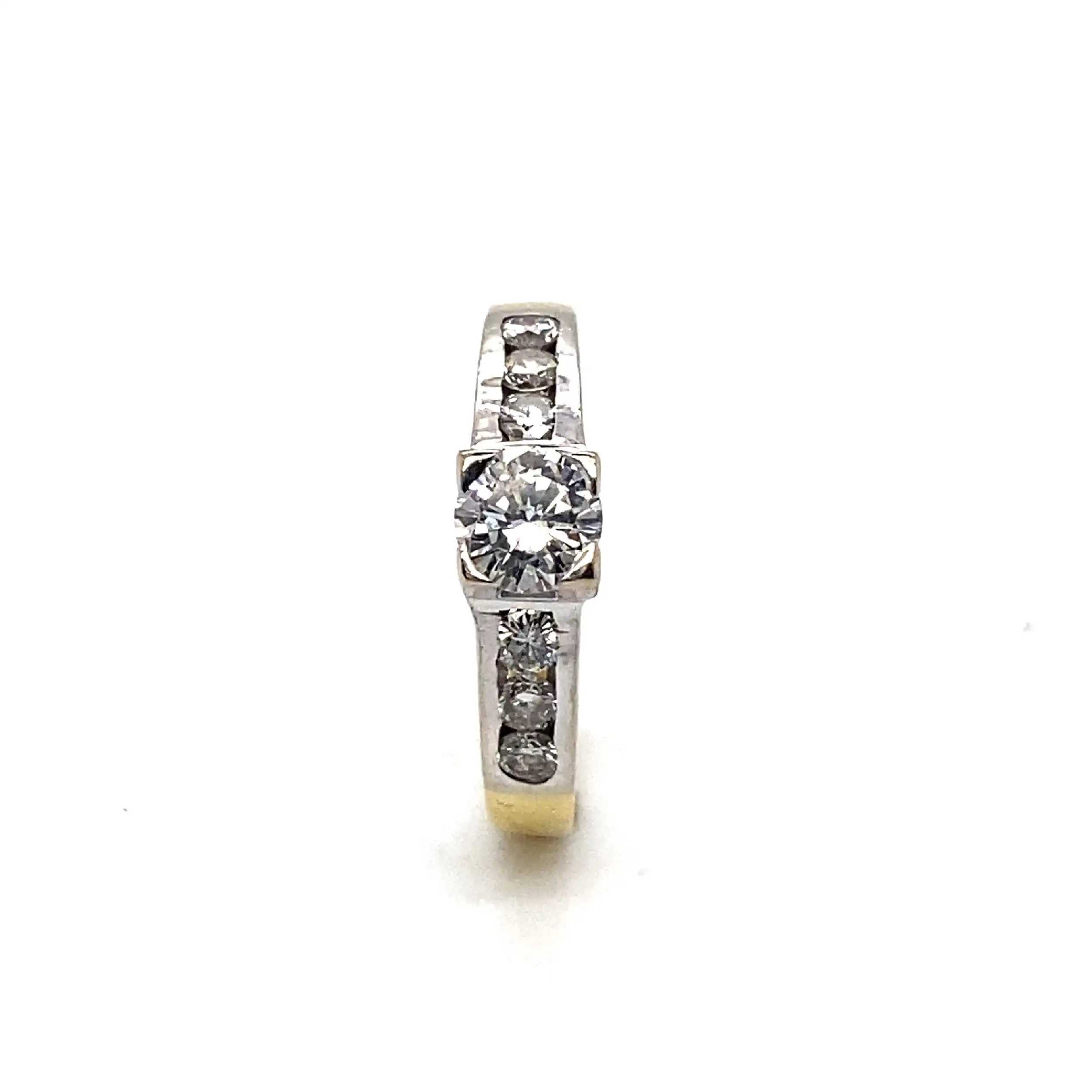Ring Bicolor mit Solitär Brillant und Melee in Kanalfassung Ring Bicolor mit Solitär Brillant und Melee in Kanalfassung