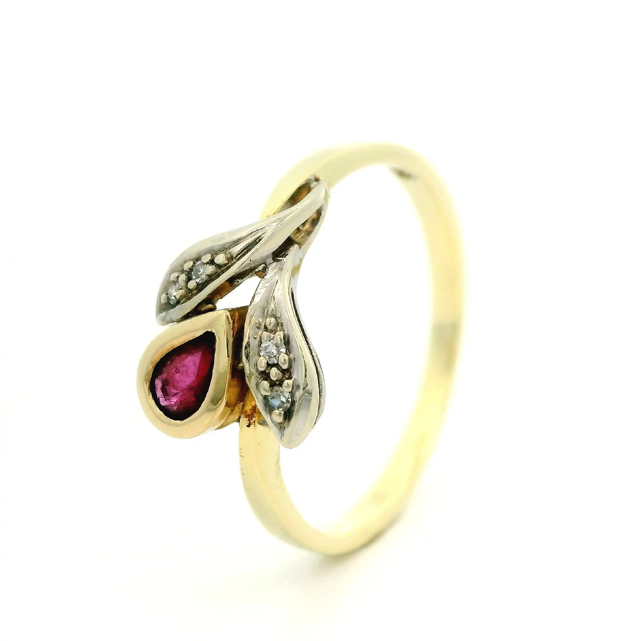 Ring Bicolor mit Rubin Tropfen und Diamanten, graviert 0,03ct. Ring Bicolor mit Rubin Tropfen und Diamanten, graviert 0,03ct.