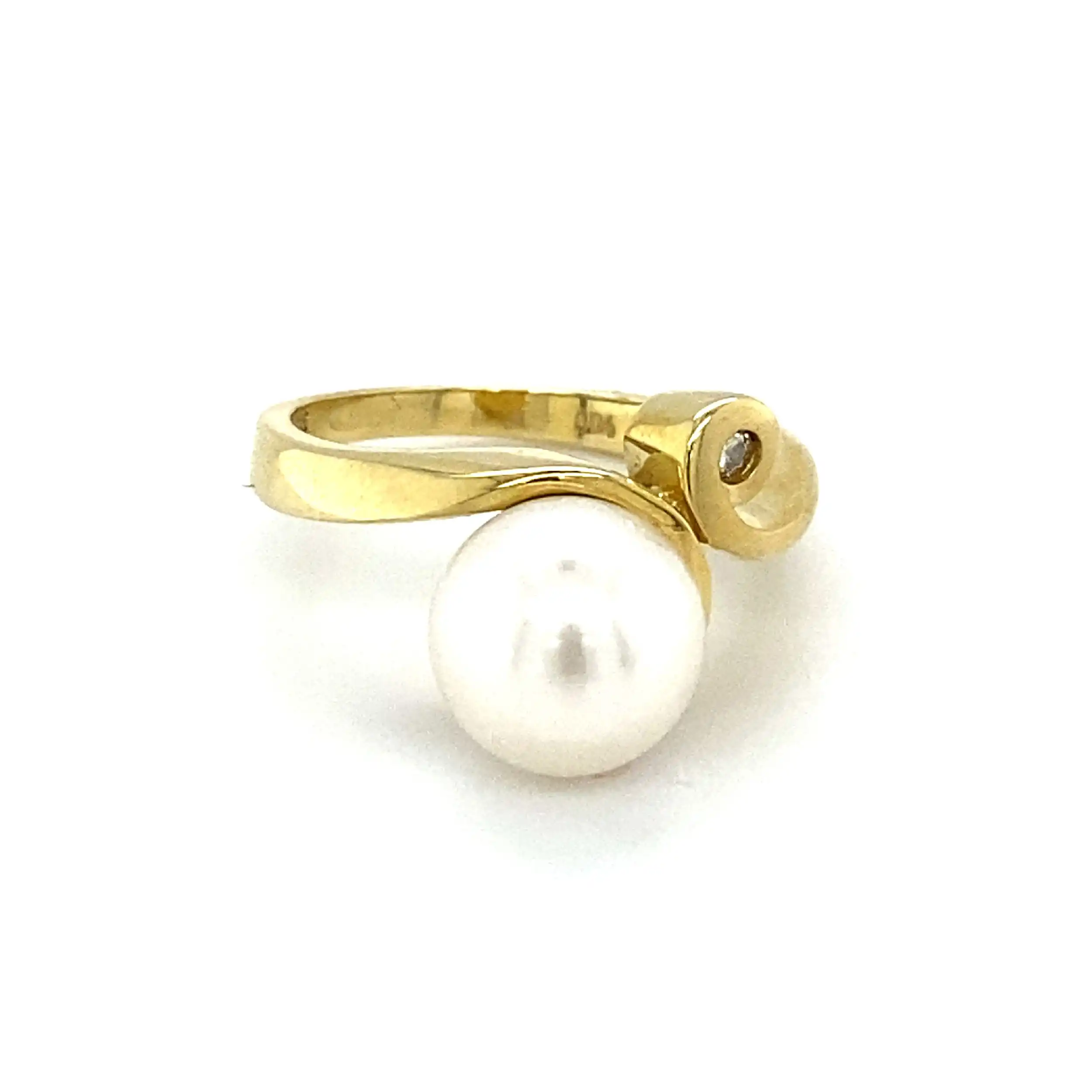 Ring Gelbgold mit Perle und Brillant, graviert mit 0,04ct Ring Gelbgold mit Perle und Brillant, graviert mit 0,04ct