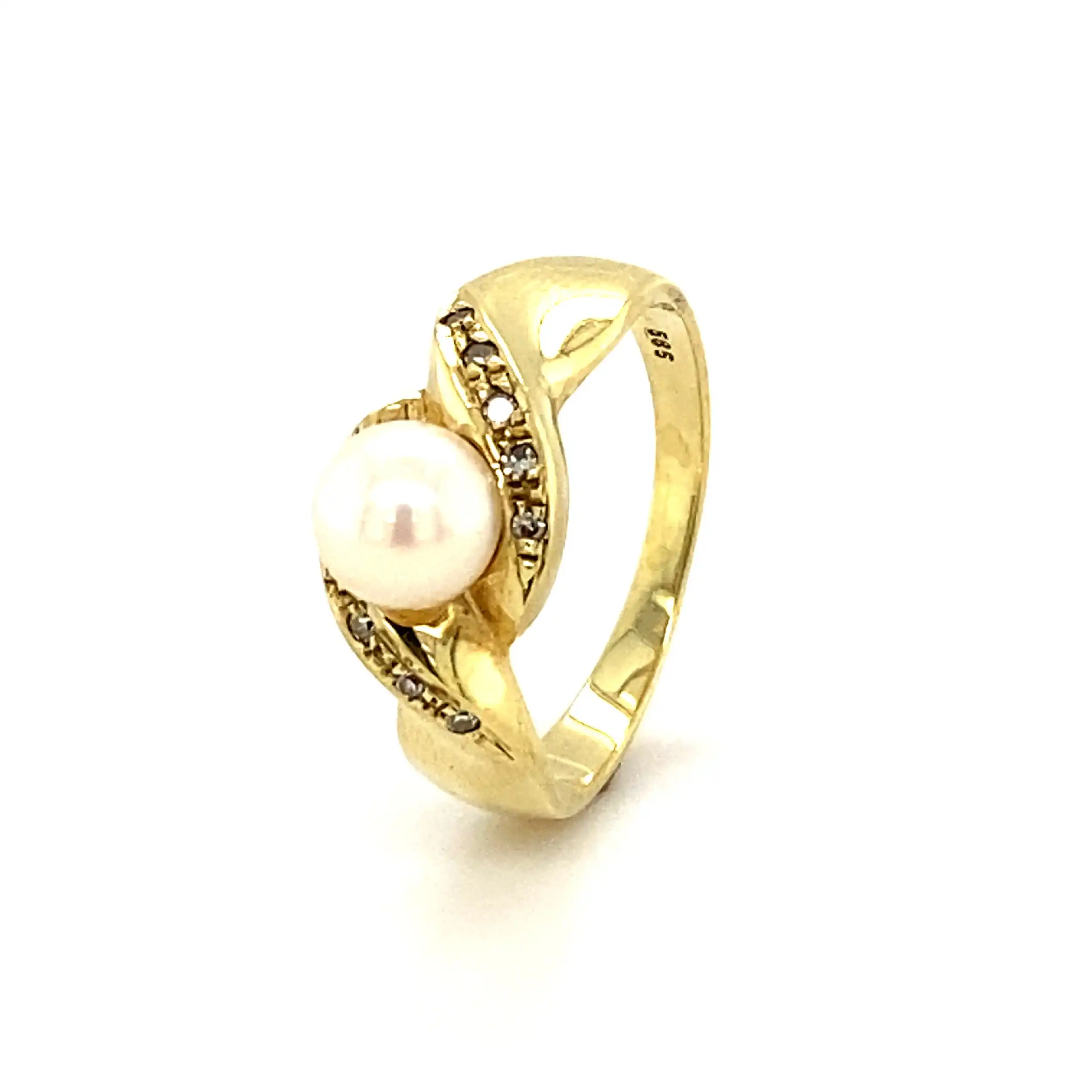 Ring Gelbgold mit Perle und Diamanten Ring Gelbgold mit Perle und Diamanten