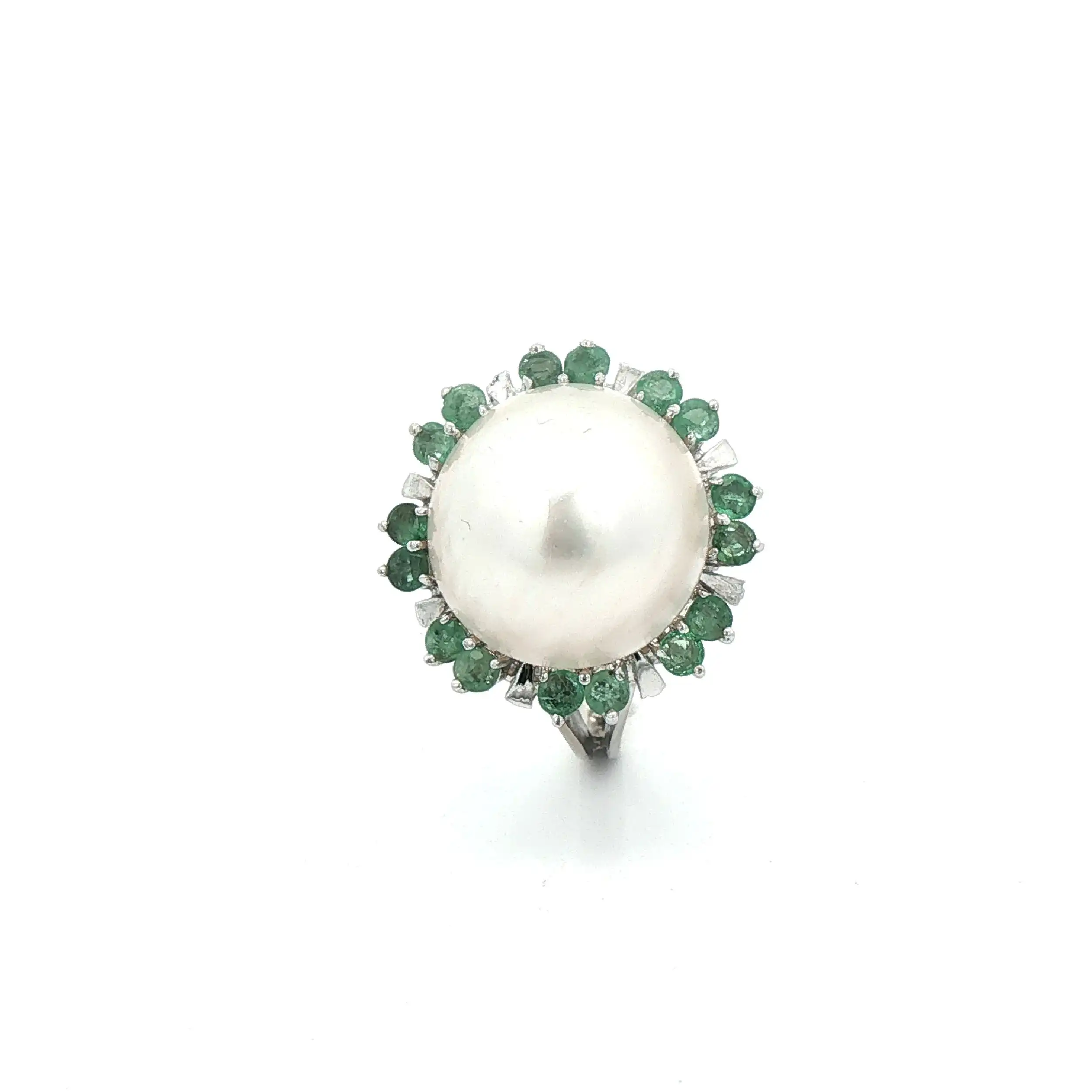 Ring Weißgold mit Mabe Perle und grünen Farbsteinen